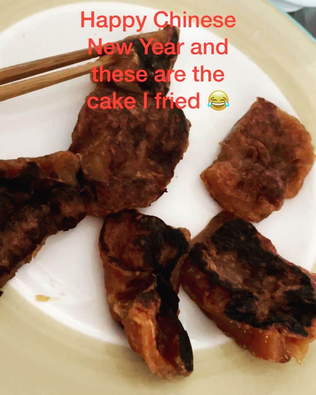 フィオナ・シットのインスタグラム：「新年當然要食年糕啦，今朝一睡醒就自己去煎年糕食，我解釋一下為什麼煎出來會這樣子吧☝🏻😂 1) 我本身鍾意食硬啲嘅年糕 2) 年糕我不喜歡用蛋煎，所以年糕與年糕之間會比較容易黐住☝🏻😌 我也把這張圖給我媽媽睇然後她回了我一句 「eatable ？」 😂😂 然後我回了她「當然能吃，很好味！」 大家新年快樂喔，luv u 🧧❤️🧧ps 這些年糕我都全吃了很好吃!」