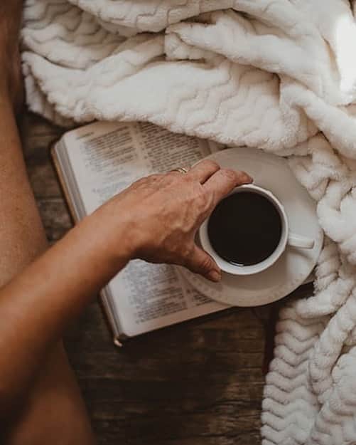 De'Longhi Sverigeのインスタグラム：「Det bästa med kyliga vinterhelger: favoritboken och en kopp nybryggt kaffe ☁️ ☕️ #delonghi #seriousaboutcoffee #kaffekärlek #coffeelove」