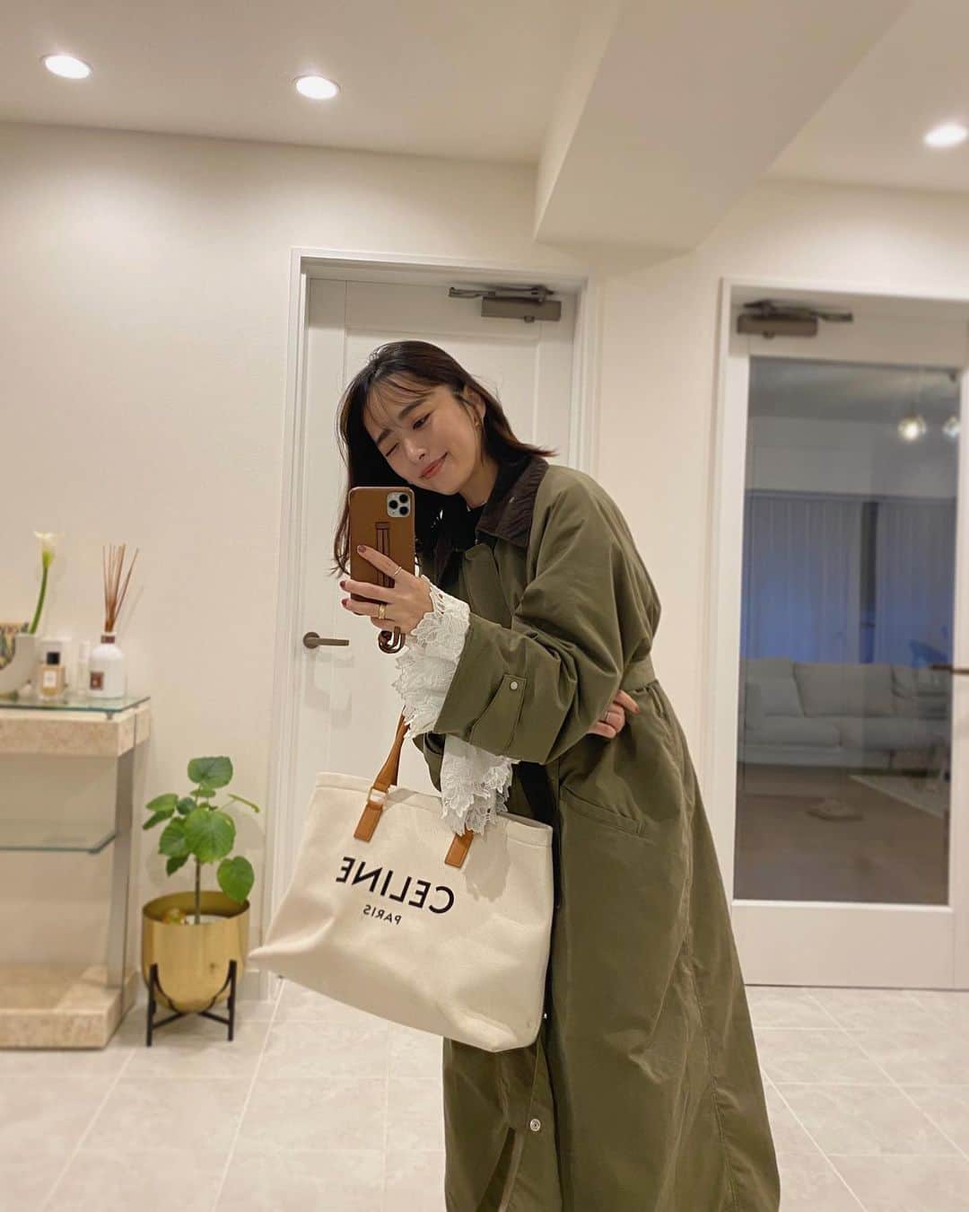 近藤千尋のインスタグラム：「ブラウスが着たくて着たくて ベストを重ねたら 寒くなかった🥰✌️ カジュアルなカーキを 甘く着るのが好きです♥️  さ！打ち合わせ終わったので ご飯作るぞ❗️ 鶏ひき肉…何にしよう〜😆」