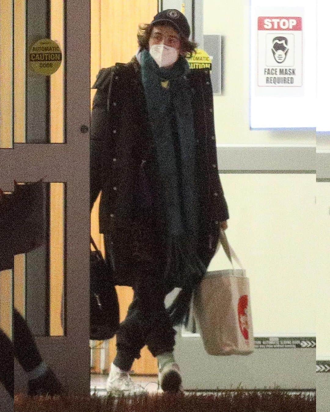 Just Jaredさんのインスタグラム写真 - (Just JaredInstagram)「Timothee Chalamet was spotted doing some shopping in Boston during a break from filming his upcoming Netflix movie “Don’t Look Up.” #TimotheeChalamet #DontLookUp Photos: Backgrid」2月12日 17時32分 - justjared