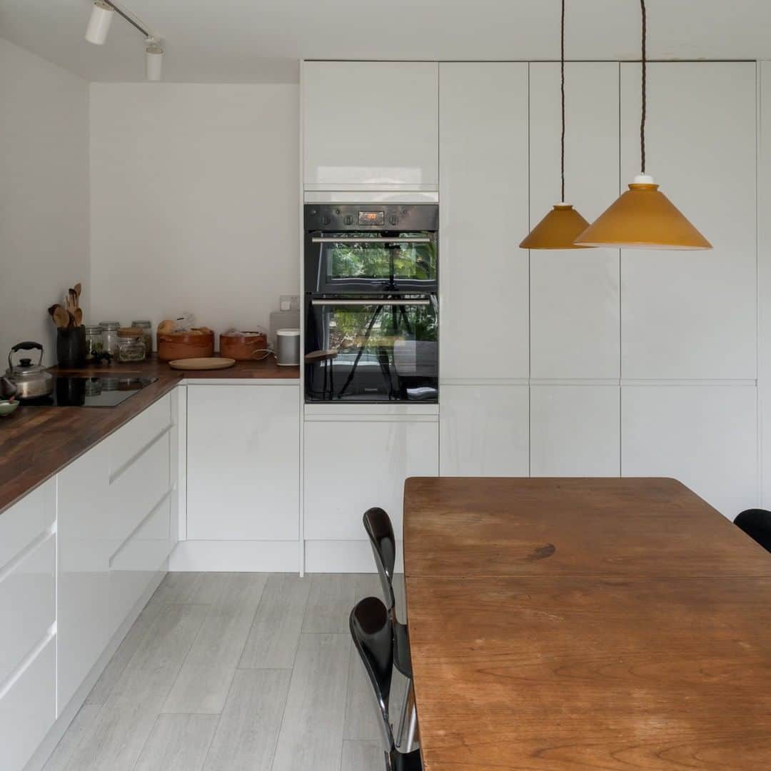 The Modern Houseさんのインスタグラム写真 - (The Modern HouseInstagram)「#forsale Quiet Sanctuary: an expertly renovated apartment located in a tranquil mid-century estate in east London. Head to our bio to view the sales particulars.」2月12日 17時32分 - themodernhouse