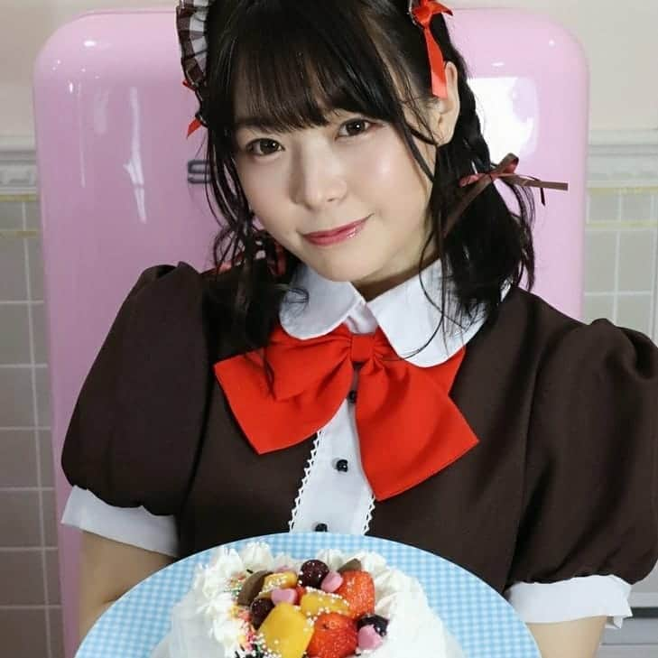 八木奈々さんのインスタグラム写真 - (八木奈々Instagram)「昨日は バレンタインCPガール の 生配信でした。、🍰  真剣に作りながらも、ちゃんと手元でコメントも読んでいました。。😌💭  Twitterに写真をよくあげている通りお菓子作りは大好きなのですが…いわゆる可愛いお絵描きなどのデコレーションは凄く苦手で、、当日聞いた時は焦りました…💦  お絵描きは諦め、生クリームとフルーツに頼ることにきめ…スポンジの下半分を鋭角にカットして上に生クリームでくっつけて。。丸型をハート型に。。💗  好きな人にあげるなら…ハート！という 単純な思考の自分に後から恥ずかしくなりました。、。(小声)  生クリームでごまかしながらも、 なんとかそれっぽい形にできました！  配信の様子はアーカイブで見ることが出来ますので、もし良かったらTwitterから詳細URLをご確認ください😌  (見えづらい部分も多くありますがご了承ください…💦)  他の女優さんとの写真や、配信中の様子、 オフショットなど、Twitterに載せきれていない写真もまだまだ沢山あるので…  Twitterにあげてないものを中心に、 Instagramに載せていこうと思います。  .  …ふぅ。  今日は事務所でお仕事を 終えて早めの帰宅。  夕方から夜にかけて暗くなっていくのを感じながら、家のベランダで本を読む時間…好きなんですよね。  誰かとではなくて、私と過ごす時間。  私のために、私が私と過ごす時間。  意識しないと忘れてしまいがちな時間。  不思議ですよね。私はいつでも私なのに  私との時間を意識しないと忘れるなんて。  人間って本当に不思議。  人間って本当に面白い。  今日も心地よく世界に騙されにいきます。  . いつもInstagramには長い文を綴ってしまいがちですが、全部読んでくださりコメントまでくださり、本当にありがとうございます💗  …また更新させてください😌」2月12日 17時35分 - yagi_nana