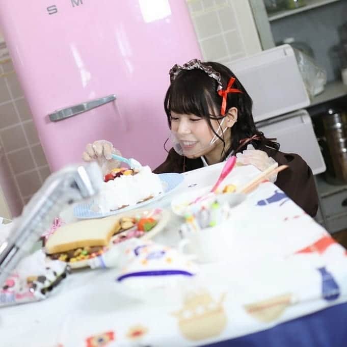 八木奈々さんのインスタグラム写真 - (八木奈々Instagram)「昨日は バレンタインCPガール の 生配信でした。、🍰  真剣に作りながらも、ちゃんと手元でコメントも読んでいました。。😌💭  Twitterに写真をよくあげている通りお菓子作りは大好きなのですが…いわゆる可愛いお絵描きなどのデコレーションは凄く苦手で、、当日聞いた時は焦りました…💦  お絵描きは諦め、生クリームとフルーツに頼ることにきめ…スポンジの下半分を鋭角にカットして上に生クリームでくっつけて。。丸型をハート型に。。💗  好きな人にあげるなら…ハート！という 単純な思考の自分に後から恥ずかしくなりました。、。(小声)  生クリームでごまかしながらも、 なんとかそれっぽい形にできました！  配信の様子はアーカイブで見ることが出来ますので、もし良かったらTwitterから詳細URLをご確認ください😌  (見えづらい部分も多くありますがご了承ください…💦)  他の女優さんとの写真や、配信中の様子、 オフショットなど、Twitterに載せきれていない写真もまだまだ沢山あるので…  Twitterにあげてないものを中心に、 Instagramに載せていこうと思います。  .  …ふぅ。  今日は事務所でお仕事を 終えて早めの帰宅。  夕方から夜にかけて暗くなっていくのを感じながら、家のベランダで本を読む時間…好きなんですよね。  誰かとではなくて、私と過ごす時間。  私のために、私が私と過ごす時間。  意識しないと忘れてしまいがちな時間。  不思議ですよね。私はいつでも私なのに  私との時間を意識しないと忘れるなんて。  人間って本当に不思議。  人間って本当に面白い。  今日も心地よく世界に騙されにいきます。  . いつもInstagramには長い文を綴ってしまいがちですが、全部読んでくださりコメントまでくださり、本当にありがとうございます💗  …また更新させてください😌」2月12日 17時35分 - yagi_nana