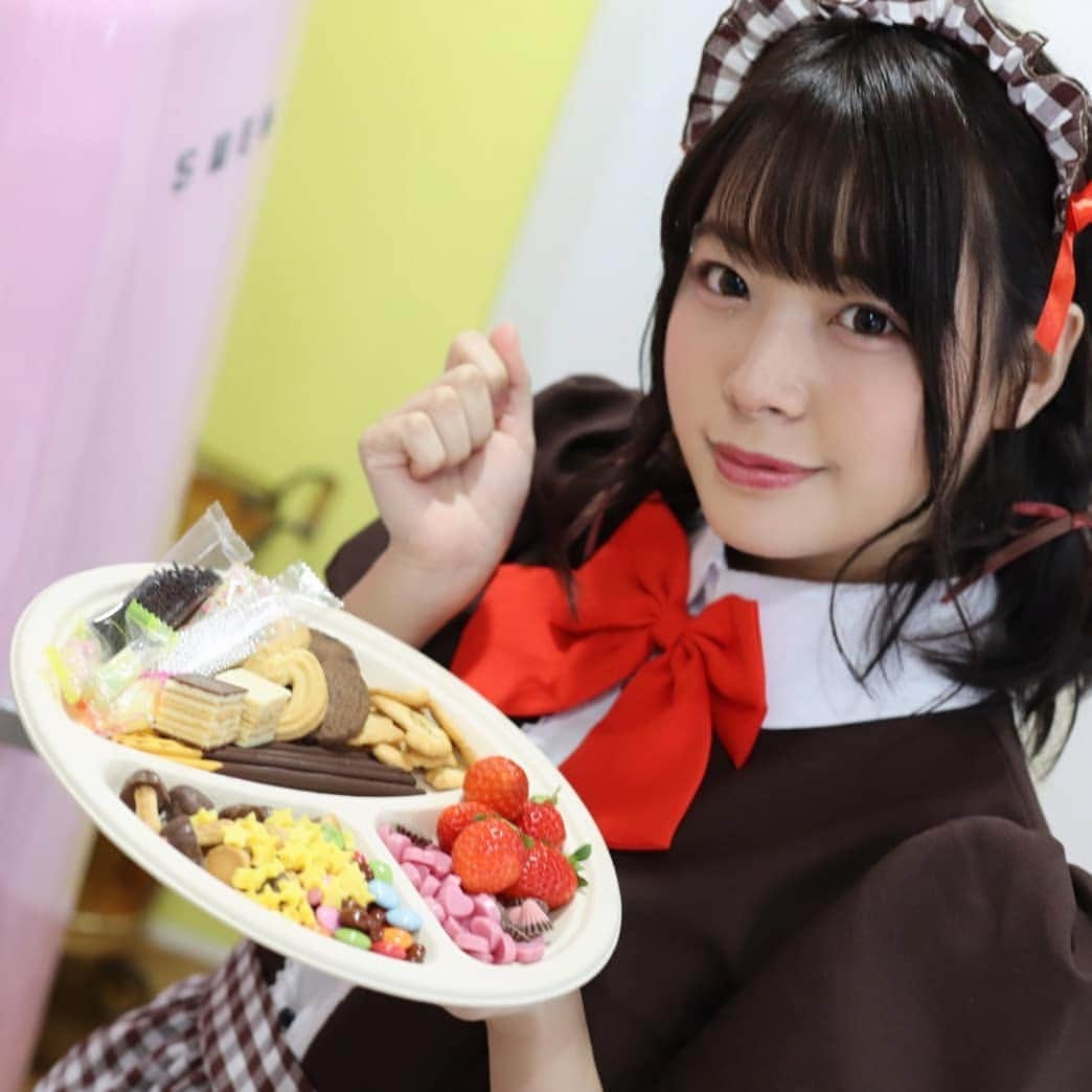 八木奈々のインスタグラム：「昨日は バレンタインCPガール の 生配信でした。、🍰  真剣に作りながらも、ちゃんと手元でコメントも読んでいました。。😌💭  Twitterに写真をよくあげている通りお菓子作りは大好きなのですが…いわゆる可愛いお絵描きなどのデコレーションは凄く苦手で、、当日聞いた時は焦りました…💦  お絵描きは諦め、生クリームとフルーツに頼ることにきめ…スポンジの下半分を鋭角にカットして上に生クリームでくっつけて。。丸型をハート型に。。💗  好きな人にあげるなら…ハート！という 単純な思考の自分に後から恥ずかしくなりました。、。(小声)  生クリームでごまかしながらも、 なんとかそれっぽい形にできました！  配信の様子はアーカイブで見ることが出来ますので、もし良かったらTwitterから詳細URLをご確認ください😌  (見えづらい部分も多くありますがご了承ください…💦)  他の女優さんとの写真や、配信中の様子、 オフショットなど、Twitterに載せきれていない写真もまだまだ沢山あるので…  Twitterにあげてないものを中心に、 Instagramに載せていこうと思います。  .  …ふぅ。  今日は事務所でお仕事を 終えて早めの帰宅。  夕方から夜にかけて暗くなっていくのを感じながら、家のベランダで本を読む時間…好きなんですよね。  誰かとではなくて、私と過ごす時間。  私のために、私が私と過ごす時間。  意識しないと忘れてしまいがちな時間。  不思議ですよね。私はいつでも私なのに  私との時間を意識しないと忘れるなんて。  人間って本当に不思議。  人間って本当に面白い。  今日も心地よく世界に騙されにいきます。  . いつもInstagramには長い文を綴ってしまいがちですが、全部読んでくださりコメントまでくださり、本当にありがとうございます💗  …また更新させてください😌」