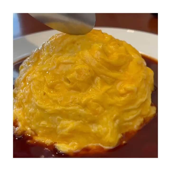 鎌田聖菜のインスタグラム：「▶︎最強のオムライス💕﻿ ﻿ これ見たら絶対食べたくなる﻿ 絶品オムライスを出される﻿ ワインバー イルジェンティーレさんの魅力は﻿ このオムライスだけじゃない。﻿ ﻿ オーナーさんと﻿ (奥さまにはまだお会いできてないのだけど)﻿ シェフであるとっても素敵な女性の﻿ お人柄と雰囲気が最高なのです✨﻿ ﻿ このオムライスはランチしかないけれど、﻿ ディナーのワインとマリアージュしながらいただくお料理もこの上なく絶品😍💕﻿ ﻿ 　﻿ いまのシェフは﻿ 3月いっぱいで卒業してしまうらしいので﻿ それまでに通いづめようと思う🙋‍♀️✨﻿ ﻿ ﻿ *…..*…..*…..*…..*…..*…..*…..*…..*…..*…..*…..*﻿ Amazon／楽天／全国書店で販売中❣️﻿ 『運命を変える鏡の本。』(サンマーク出版)﻿ で検索🔍﻿ ﻿ or﻿ ﻿ プロフのURLをクリックしてね👆 ﻿ ﻿ ﻿ あなたに届け、この想い💕﻿  ﻿ ﻿ ﻿ #美しく生きる#鏡#運命を変える鏡の本。﻿ #心を整える #内面美容 #自尊心 #自己肯定 #鏡学 #鎌田聖菜 #セルフコーチング #hsp#繊細さん#自分と向き合う#心理学#自己表現 #本当の自分 #自分色 #美しく生きる#自己啓発 #幸せになる #美容効果 #スピリチュアル#心#メンタルケア#心を整える #体型維持#美容情報 #美容法 #美味しいもの好きな人と繋がりたい ﻿#イルジェンティーレ」