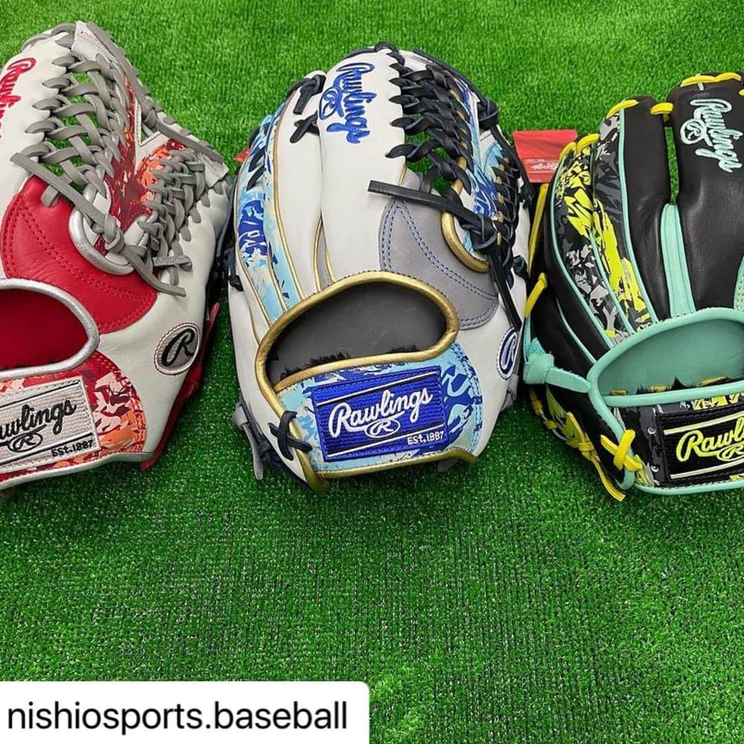 Rawlings Japanさんのインスタグラム写真 - (Rawlings JapanInstagram)「#Repost @nishiosports.baseball with @make_repost ・・・ 目立ちたがり集〜合〜😁  こんばんはニシオスポーツ松浦です❗️  本日は目立ちたがりの皆様に送る素敵な商品のご紹介になります^_^  野球界で大旋風を巻き起こしているローリングスから登場の軟式カラーグラブになります❤️ とにかくカッコよくてド派手なのでグランドのどこにいてもすぐ分かる程目立ちます😎  これならグランドで目立っていたいそこのあなた✨もう心配いりむせん！  とにかく人気のシリーズになっておりますのでお買い求めはお早めに❣️  #野球#ソフトボール#硬式野球#準硬式野球#軟式野球#革ソフト#ゴムソフト#メジャーリーグ#プロ野球#社会人野球#大学野球#高校野球#中学野球#少年野球#草野球#車いすソフト#ローリングス#カラーグローブ#カラーグラブ#愛知県#春日井#野球ショップ#野球専門店#アスリートネオニシオスポーツ#アスリートネオ#ニシオスポーツ#コロナに負けるな#頑張ろう日本#マスク @rawlings_japan_llc」2月12日 17時38分 - rawlings_japan_llc