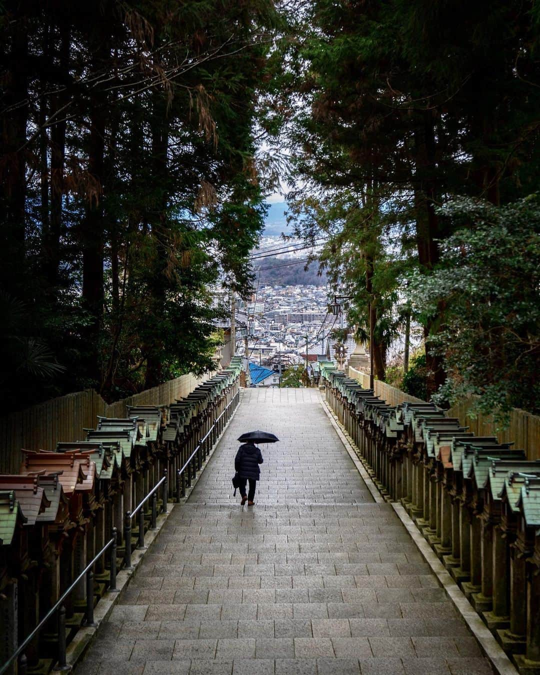 Koichiのインスタグラム：「Way back from worship🙏🏼  What did you pray for at the beginning of the new year?  ひと月遅れの初詣で近場の生駒山へ。ここ、宝山寺は参道から街が見下ろせて気持ちいいんです。 ひとつ前の投稿のケーブルカーの駅からすぐ。  #Hellofrom #Japan #Nara #宝山寺 #生駒聖天 #生駒山 #奈良 #BeautifulJapan  .」