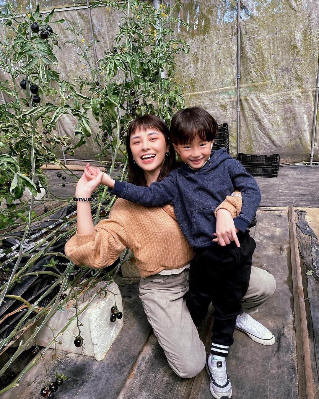 宇珊のインスタグラム：「初一走春🧧 採番茄開天鵝船 你們今天去哪裡玩呢？ #想了好幾個禮拜要去哪 #最後還是只去家裡附近🤣 / 原本覺得阿星長得很像黃子韜 但有粉絲說更像李準基 #都是單眼皮帥哥 阿弟很難乖乖拍照 所以不是姑姑偏心喔」