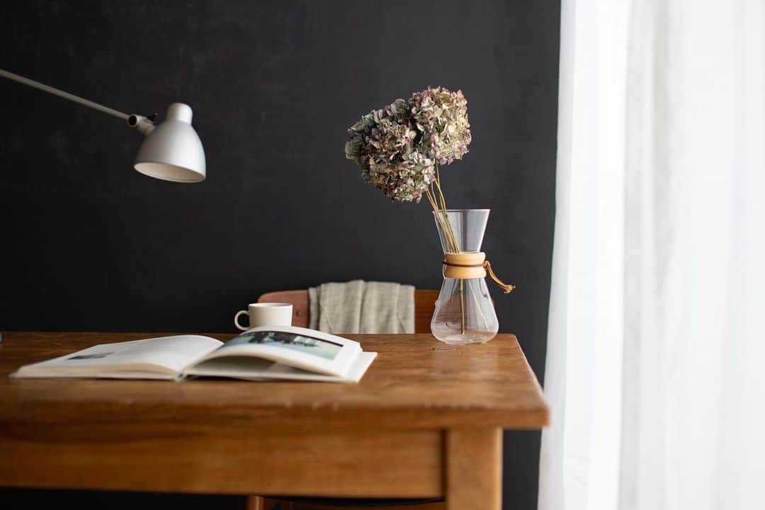 cafe_no_maのインスタグラム：「I’m in love with the rustic yet sophisticated color of the Hydrangea. . アンティーク紫陽花の渋い色合いがお気に入り。そのまま花瓶にさすだけで周りの雰囲気がグッと落ち着きます。 . 花瓶代わりのケメックスなどカフェノマの暮らしにあるモノをご紹介しています（ @cafenoma.style ）」