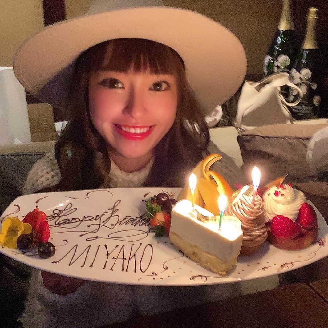 MIYAKOのインスタグラム：「. 今日で、27歳になりました。 なりました？なってしまいました🤣💭 . 良い事ばっかりじゃないし、 辛い事も、嫌な事も沢山あるけど、 周りの人に恵まれてるおかげで 今の自分がいるなぁと思います😌💓🙏🏼 . 歳を重ねるごとに、年々、両親への 感謝の気持ちが大きくなります。 周りの人にも感謝して、 27歳、楽しい一年にしたいです🧡 . LINEやDMくれた方ありがとう🥺 . #birthday#誕生日#1994年生まれ#27歳#27歳になりました#アラサー#0212#1994#写真はイメージです」