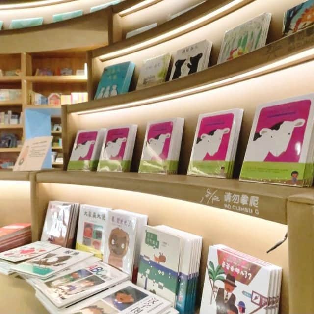 偕成社さんのインスタグラム写真 - (偕成社Instagram)「中国では、春節のお休みがはじまりました🇨🇳今年は7日間の大型連休なのだそうです！  北京にあるおしゃれな書店、PAGEONEでは、丑年の春節を祝おう！と、児童書コーナー全体が、五味太郎さんの絵本『仔牛の春』仕様になっているのだそう！　すてきな写真が届いたのでご紹介します😍 絵本の鮮やかな色合いが、ユニークな売り場にぴったりマッチしていますね🐄🌱  冬が終わり、白い仔牛の背中にあらわれた黒いもよう。牛のもよう、と思いきや、春になり、そこには草が生えてきます！　そして季節はめぐり……？  春にはじまり、春でおわる、明るい季節のおとずれを祝う1冊です。さて、つぎの春をむかえた仔牛は、どんなふうに成長したのでしょうか？　答えはぜひ絵本を手にとってみてください。  #書店 #中国 #春節 #北京 #PAGEONE #児童書コーナー #展示 #書籍 #売り場 #仔牛の春 #丑年 #五味太郎 #偕成社 #kaiseisha #公式アカウント #絵本 #児童書」2月12日 17時45分 - kaiseisha_pr