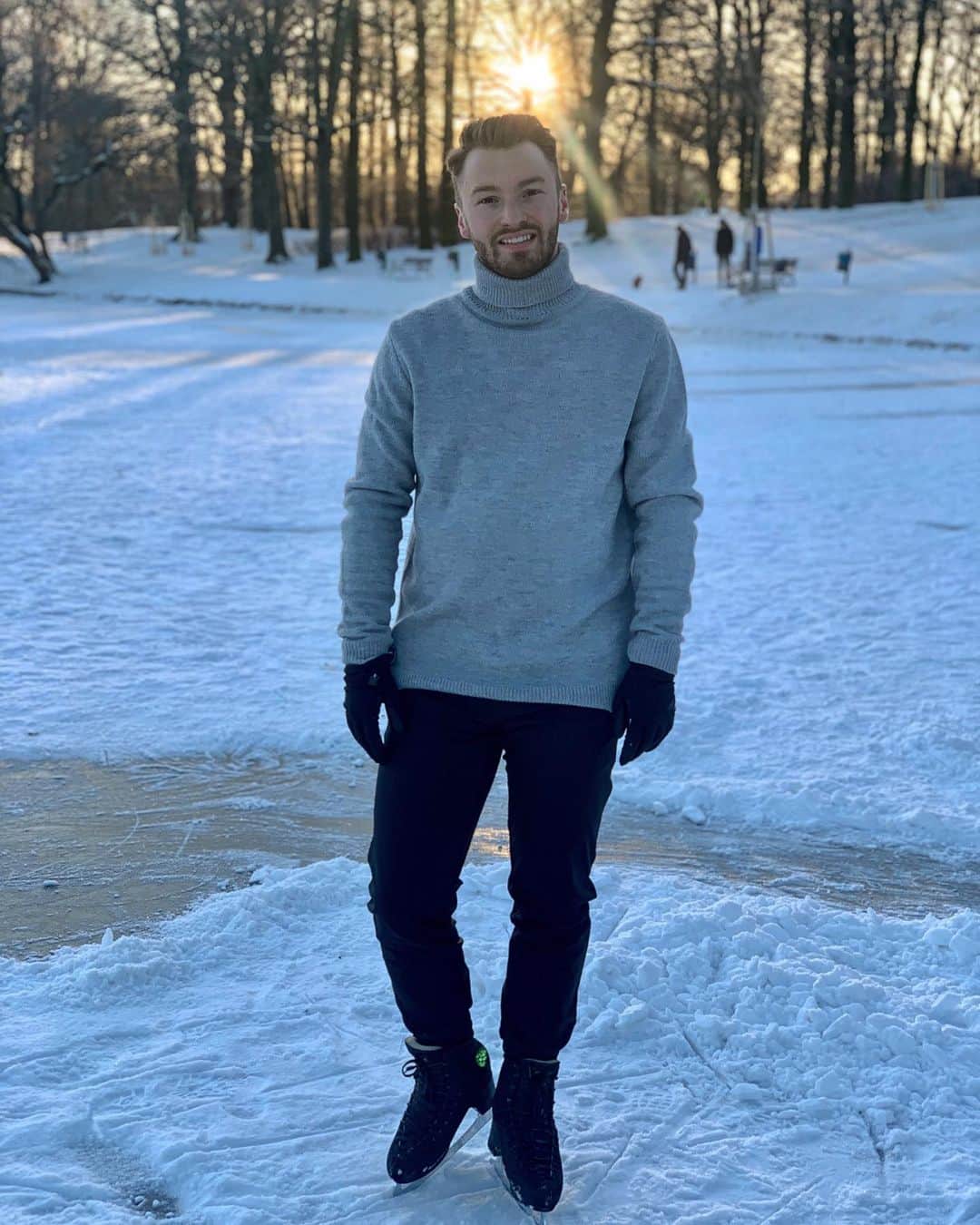 jotipolizoakisのインスタグラム：「Heute einer der schönsten Morgende seit langem gehabt... natürlich musste ich auf’s gefrorene Wasser! 🤍 Ich wünsche Euch allen ein schönes und erholsames Wochenende!!」