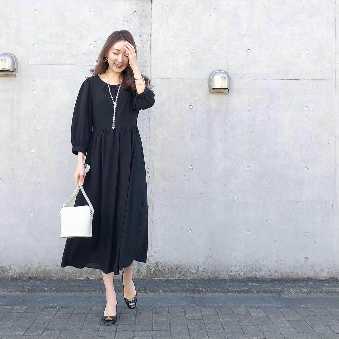 能美黎子さんのインスタグラム写真 - (能美黎子Instagram)「・ ＊ #レーヨンジョーゼットフレアワンピース ：#UNIQLO ＊バッグ：#ユニクロ  ＊アクセサリー： @juicyrock_official  ・ @uniqlo の新作ワンピースで 春を先取り。 早くワンピース一枚で出かけられる 季節になりますように。 ・ アクセサリーで少しお出かけ用にも カジュアルにも着こなせるワンピース。 ・ #uniqloginza2021SS #uniqlo2021ss #ユニクロ21春夏何買った #ユニクロ購入品 #ユニクロコーデ #ユニジョ #ユニクロきれいめ部 #アラサーコーデ #トレンドコーデ #プチプラコーデ #プチプラ高見えコーデ #着回しコーデ #30代ファッション #細見えコーデ #高見えコーデ #locari#大人フェミニン #フェミニンコーデ #ブラックコーデ #ワンピースコーデ #プチプラ#オフィスカジュアル #オフィスコーデ #通勤コーデ #通勤スタイル #春コーデ」2月12日 17時50分 - reikonohmi