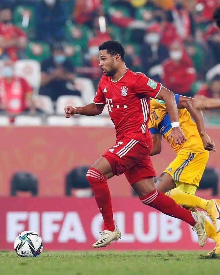 バイエルン・ミュンヘンさんのインスタグラム写真 - (バイエルン・ミュンヘンInstagram)「ℹ️ Serge Gnabry is set for a spell on the sidelines after suffering a thigh strain in last night's FIFA Club World Cup final.  Get well soon, Serge! 💐」2月12日 17時50分 - fcbayern