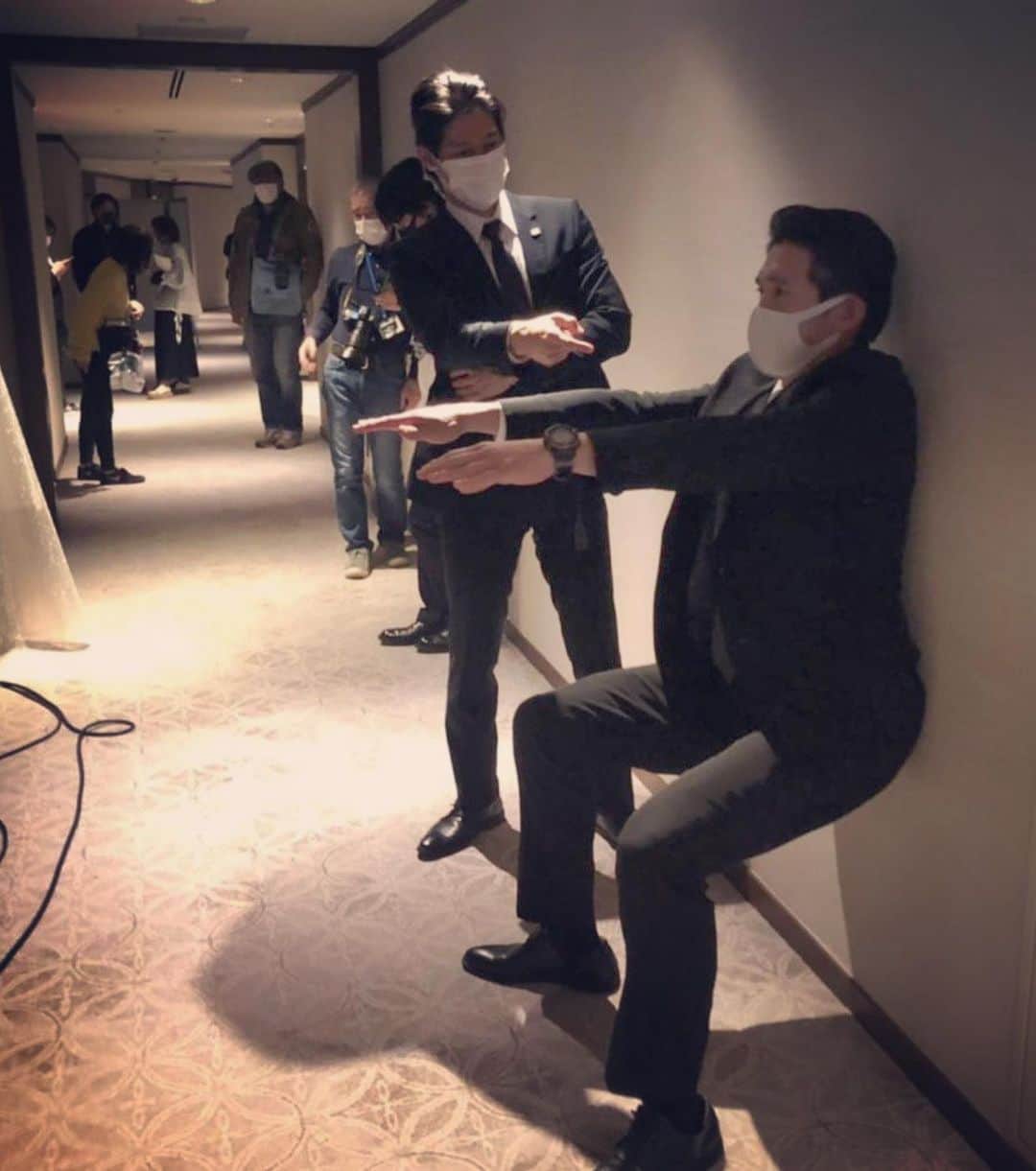 天野慶久のインスタグラム：「24ジャパン 撮影の合間に古典的な 空気いすトレーニング！！  つま先の方向によって 効く筋肉の場所が変わるw  相馬にやらされてるように見えるな。。  今夜は18話！！  #24ジャパン #テレビ朝日」