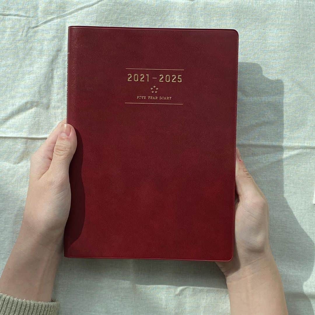 高橋書店さんのインスタグラム写真 - (高橋書店Instagram)「皆さん、はじめまして。 “手帳無しでは仕事ができない人間”広報部Ａです。  普段は仕事用とプライベート用、2冊遣いで手帳を愛用していますが、 何故か日記だけは続いた試しがありません…。 決心して1月1日から書き始めても成人の日あたりからまばらになり、 いつの間にか真っ白なページで終わるのがお決まりの流れ。  それでも昨年はコロナ禍で予定が減り、スキマ時間が増えた1年でした。  「普段より思い出の少ない1年だったかもしれないけど、自分が何を食べ、感じ、（時にはサボり）生きていたのか、手帳を開いて一年を振り返ってみたら意外と面白い発見があったかも」  そんな想いもあり、2021年は一念発起！選んだ相棒は『No.98 5年卓上日誌』です。  1日の記入スペースがそこまで広くないので、毎日続けるのにちょうどいい一冊。書き始めてから早いものでもう1ヵ月が経ちました。  自分の気持ちを言葉にして書き残すことに照れ臭さを感じながらも いつの間にか日記を楽しんでいる自分もいたり。  未来の自分へエールの気持ちも込めながら、今日も記録更新中です。  #高橋書店 #手帳は高橋 #5年卓上日誌  #社員の日常」2月12日 17時51分 - takahashishoten_official