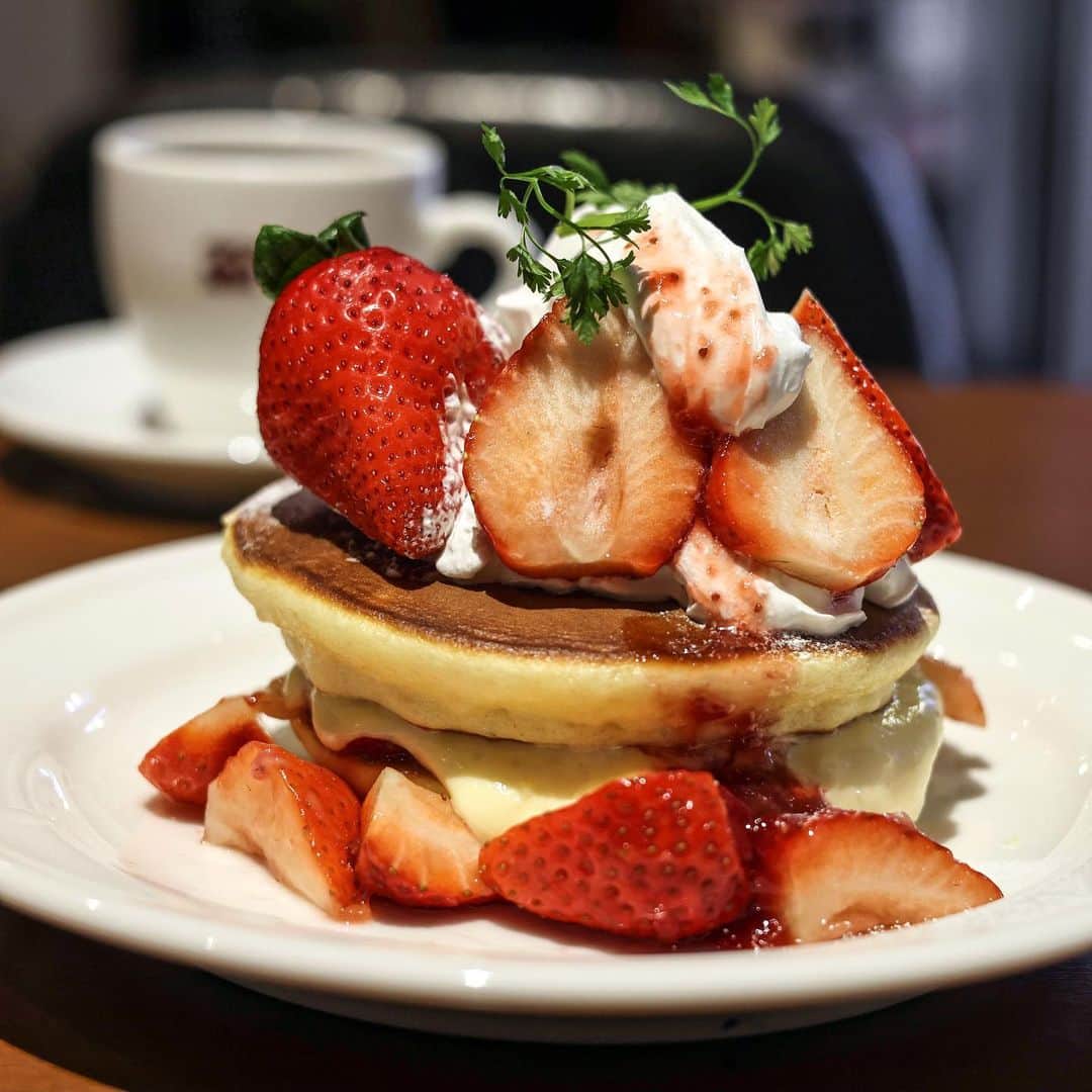 きょん。さんのインスタグラム写真 - (きょん。Instagram)「.  .  33＋サーティーサード  パンケーキより ホットケーキ派。  だけど パンケーキみたいな 盛りを味わいたい、 って方にぴったりな 銅板手焼きホットケーキ with いちご。  #サーティーサード #pancakes#coffee #japenesesweets」2月12日 17時53分 - kyon_tokiiro