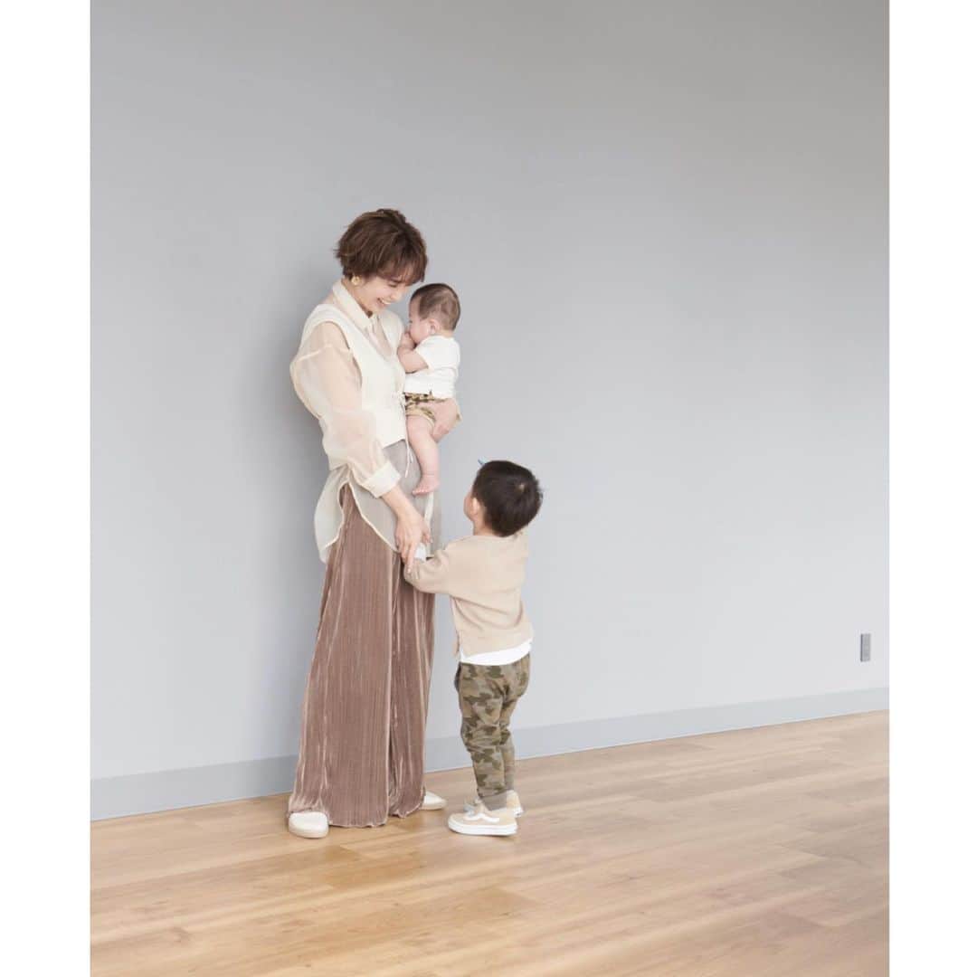 のインスタグラム：「GUから待望のBabyラインが誕生した﻿ とのことで早速、公式サイト用の﻿ スタイリングをさせて頂きました✨﻿ ﻿ サイズは60〜100の展開です👕👖﻿ ﻿ 実物を拝見し、着せやすさが本当に抜群でした🙌🏻﻿ お値段も安定のGUプライス✨﻿ 子育て世代の強すぎる味方です✨﻿ ﻿ 楽しくコーディネートしてギフトに﻿ するのもいいなぁと思いました🎁﻿ ﻿ GU babyのおかげで、どこに行っても﻿ 『どんどん汚し〜🦖』って広い心を持てます👍﻿ ﻿ 女の子用も可愛いのたくさんありましたよ👗﻿ （二太郎母の憧れ ふりふりetc..👵🏻🤍）﻿ ﻿ 是非ともGU公式サイトやアプリで﻿ チェックしてみて頂けましたら幸いです💫﻿ ﻿ ﻿ ﻿ こども達との写真って意外とないので﻿ 撮っていただいたお写真は永久保存版です🔑﻿ ﻿ カメラの先にいたGUスタッフさんと﻿ アンパンマンパンのぬいぐるみに感謝です🧸🙌🏻﻿ ﻿ ﻿ #gubaby﻿ #ジーユーベビー ﻿ #親子コーデ#親子リンク﻿」