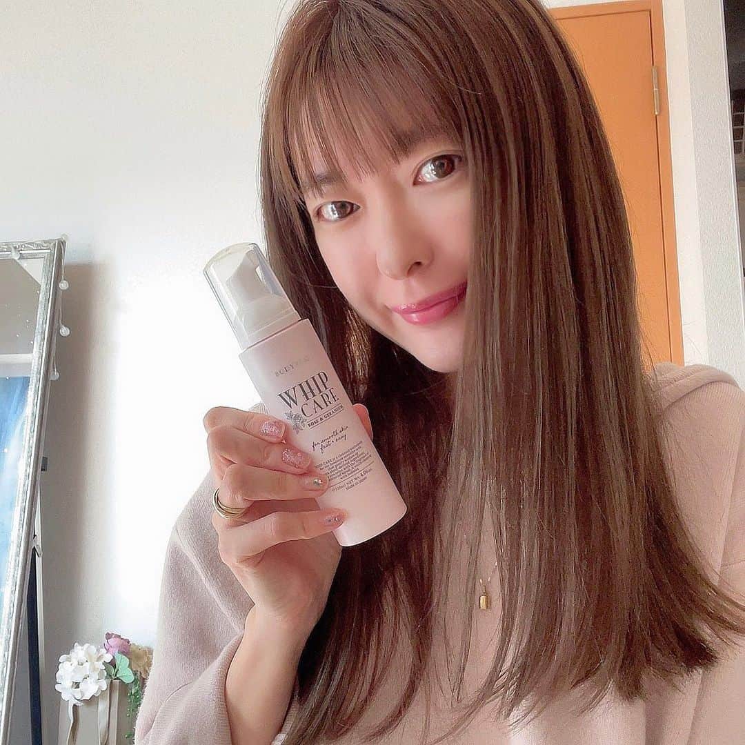 菊池かなこのインスタグラム：「. くすみピンクのパッケージが可愛い デリケートゾーン用ソープ #ホイップケア 🧼 . デリケートゾーンのケア 年々気になるけど分からないことも多く、 どんな商品でケアすればいいのかなと思っていたところ、 この商品と出会いました🌸 . なんと デリケートゾーンの経皮吸収率は腕の約50倍もあるとのこと.. なので、ケミカルなものとか体に良くないものは出来るだけ使いたくない😱 洗浄力の強いボディソープで洗うと洗いすぎによるトラブル、かゆみやニオイの原因にもなるんだって😭 . でも、このホイップケアは、 6種のボタニカル成分配合で、植物の力で優しく洗浄＆殺菌、ニオイケア✨ デリケートゾーンと同じ弱酸性処方でお肌にも優しいので安心✨ . ローズとゼラニウムの香りがアロマの様で すごく癒される..😍 . 泡で出てくるので使いやすいのもポイントです❤️ デリケートゾーンのケア、まずは専用ソープを使うところから 始めてみてはいかがでしょう？  . . . ୨୧┈┈┈┈┈┈┈┈┈┈┈┈┈┈┈┈┈୨୧ #bodyplex #ボディプレックス #ホイップケア #デリケートゾーンケア #デリケートゾーン #デリケートゾーン専用ソープ #デリケートゾーンソープ #PR」