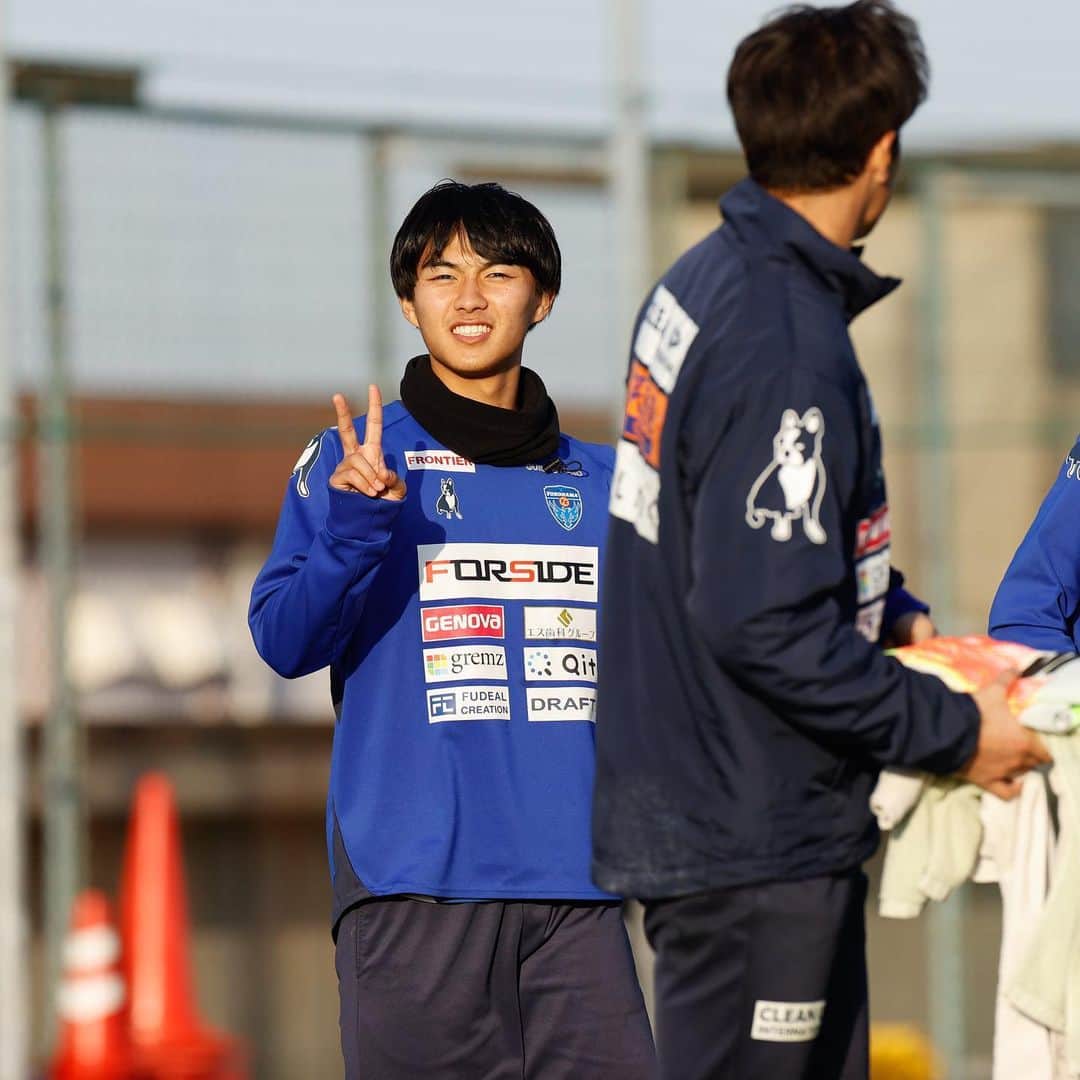 横浜FCさんのインスタグラム写真 - (横浜FCInstagram)「- トレーニングより。 ピース多めでお届けします。✌️ - #yokohamafc #横浜FC #RECORDTHEBLUE #JLEAGUE #Jリーグ」2月12日 17時59分 - yokohamafc_official