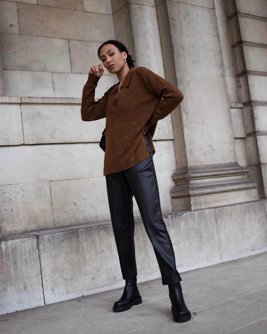 フレンチコネクションのインスタグラム：「Still one of our favourite Friday morning coffee run combinations: Leather look joggers & collared knits🍂🍂(📷: @whatevawears).   #FrenchConnection #MyFC」