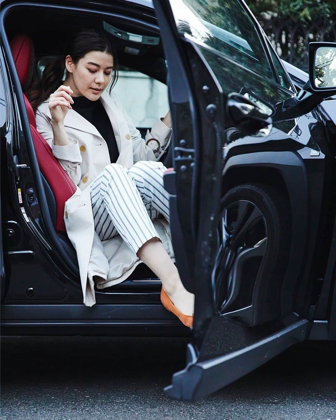 LEXUS / レクサスさんのインスタグラム写真 - (LEXUS / レクサスInstagram)「【Hello,Daily LUXURY　-あなたの毎日を素敵にする、10の愛車選び】  レクサスがデザインしたいのは、 乗る人すべての満足と心地よさ。  #レクサス #Lexus #LexusUX #レクサスUX  #UXと過ごす日常 #OneMoreThing #SUV #車好きな人と繋がりたい #carsofinstagram #carlifestyle #carphotography #クロスオーバー #drive #ドライブ」2月12日 18時00分 - lexus_jp