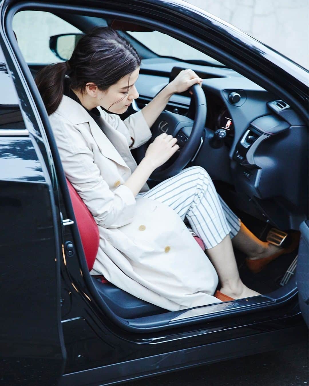 LEXUS / レクサスさんのインスタグラム写真 - (LEXUS / レクサスInstagram)「【Hello,Daily LUXURY　-あなたの毎日を素敵にする、10の愛車選び】  レクサスがデザインしたいのは、 乗る人すべての満足と心地よさ。  #レクサス #Lexus #LexusUX #レクサスUX  #UXと過ごす日常 #OneMoreThing #SUV #車好きな人と繋がりたい #carsofinstagram #carlifestyle #carphotography #クロスオーバー #drive #ドライブ」2月12日 18時00分 - lexus_jp