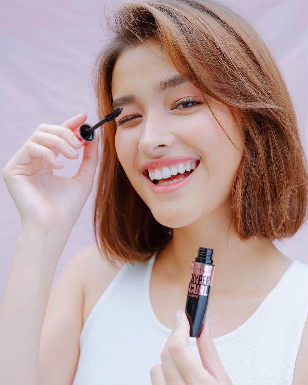 リザ・ソベラーノさんのインスタグラム写真 - (リザ・ソベラーノInstagram)「Hi Maybelline girls!   I’m so excited to share that my favorite everyday mascara just got an upgrade!  The new and improved Maybelline New York Hypercurl Mascara now gives you 36HR UNSTOPPABLE CURL POWER like no other. It will give your lashes your desired power lift that you’ve always wanted. Plus, it’s waterproof and smudge-proof more than ever!   Power through anything and everything with the NEW and IMPROVED HYPERCURL MASCARA 💁🏻‍♀️  @maybellinephshop #UnstoppableCurlPower #HyperCurl MaybellinePH」2月12日 18時00分 - lizasoberano