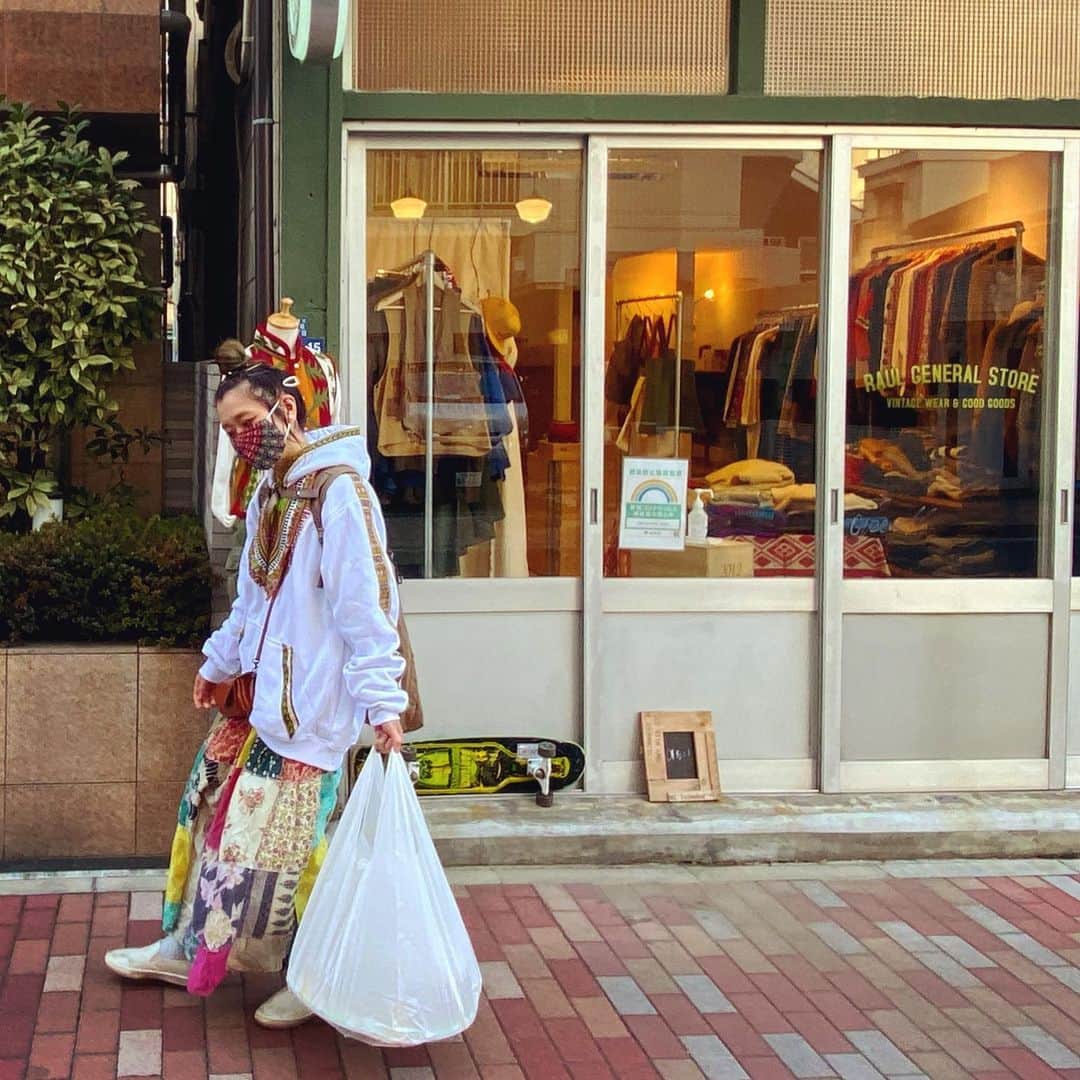 ロシアン佐藤のインスタグラム：「#肉の城壁 を運ぶわたくし。 #ラハケニア ダキシパーカー でゆるエスニックな感じでした。 🙃🙂」