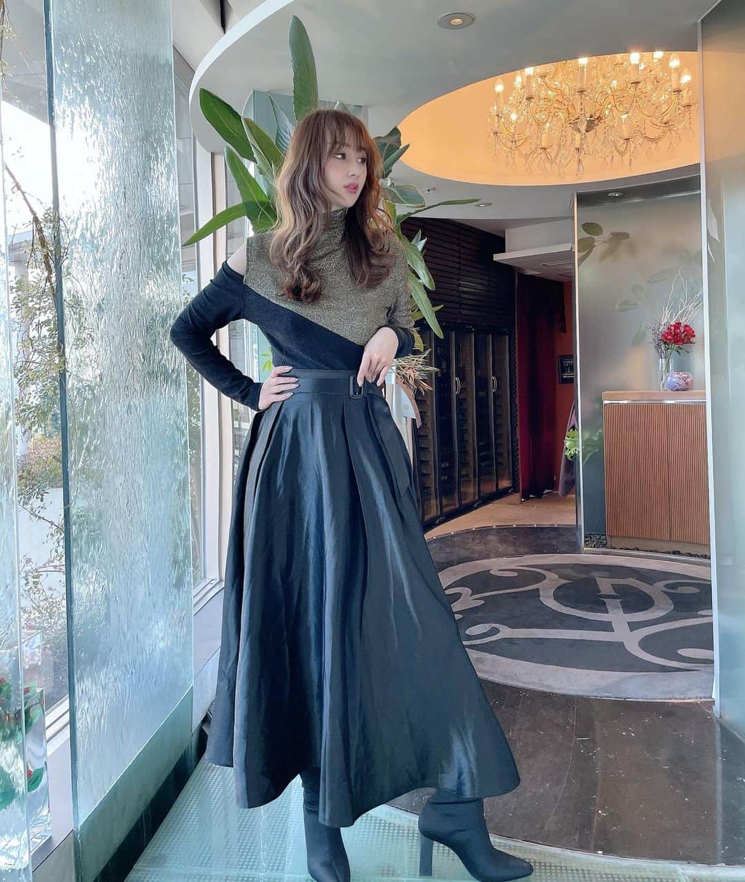 ゆかちんさんのインスタグラム写真 - (ゆかちんInstagram)「Fashion🖤.﻿ ﻿ ﻿ トップスがラメラメで可愛くて﻿ スカートの質もすごくよかった🤍﻿ 上下セットになってるんだよん🤲 ﻿ ﻿ ﻿ @spicaglow﻿ ここ🖤 ﻿ ﻿ しかも⁣特別に1000円引きのクーポンコード🤫﻿ ⁣→クーポンコード：psh4900﻿ ﻿ ﻿ ﻿ ﻿ ﻿ ﻿ ﻿ ⁣#spicaglow⁣#spicaglowstyle⁣#ootd﻿ #デートコーデ#今日のコーデ #オシャレコーデ ﻿ #オシャレさんと繋がりたい #冬服コーデ﻿ #オシャレカーディガン#韓国ファッション﻿ #ワンピース#セレクトショップ #冬服﻿ #韓国セレクトショップ #モテコーデ ﻿ #オルチャンファッション #おしゃれ女子 ﻿ #チャイボーグ #チャイボーグコーデ ﻿ #ブラックコーデ #セレクトショップ﻿ #渋谷カフェ#渋谷#渋谷カフェ巡り ﻿ #原宿#表参道#カフェ巡り#東京カフェ ﻿ #shibuya#shibuyacafe」2月12日 18時02分 - y__chan___