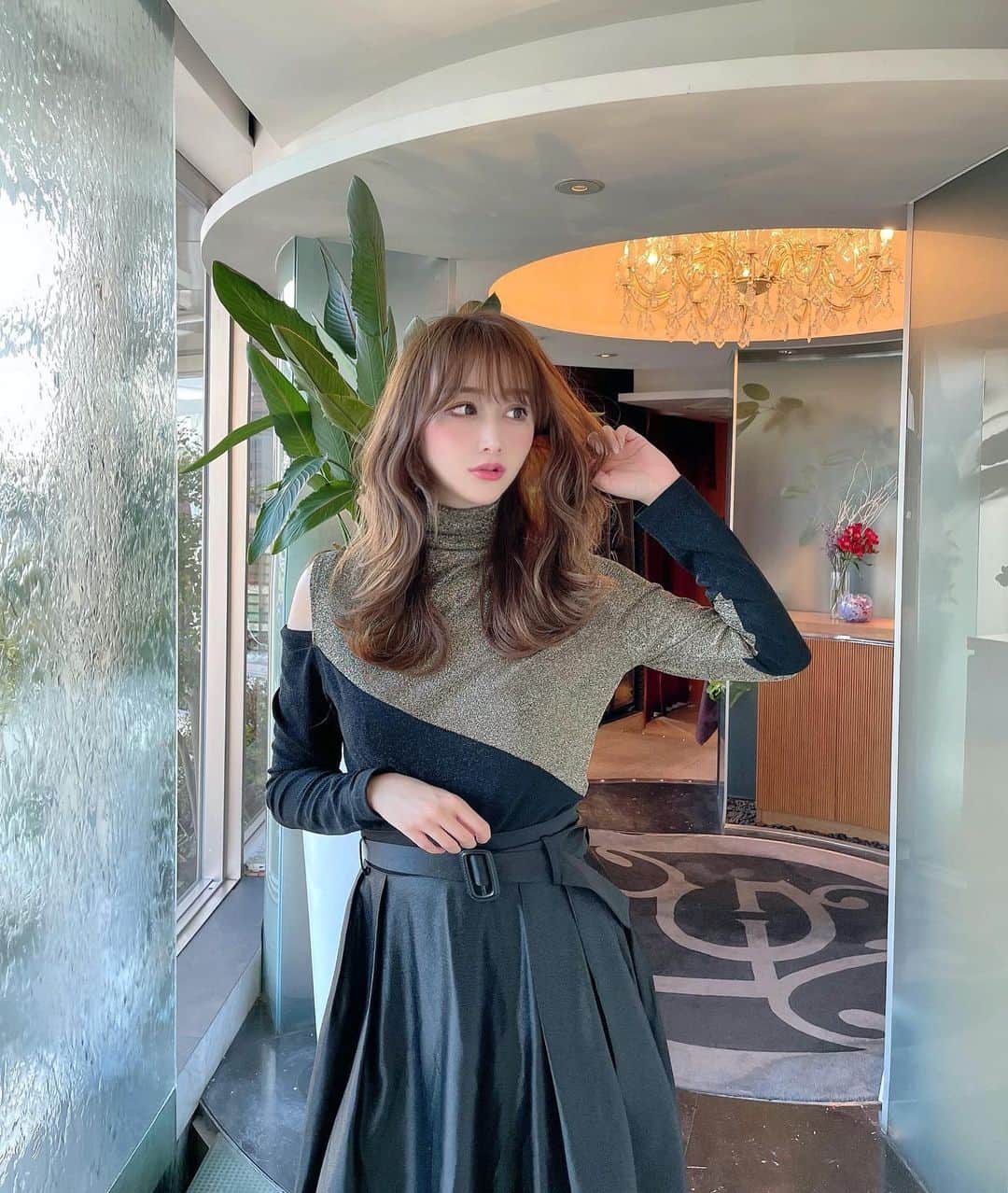 ゆかちんさんのインスタグラム写真 - (ゆかちんInstagram)「Fashion🖤.﻿ ﻿ ﻿ トップスがラメラメで可愛くて﻿ スカートの質もすごくよかった🤍﻿ 上下セットになってるんだよん🤲 ﻿ ﻿ ﻿ @spicaglow﻿ ここ🖤 ﻿ ﻿ しかも⁣特別に1000円引きのクーポンコード🤫﻿ ⁣→クーポンコード：psh4900﻿ ﻿ ﻿ ﻿ ﻿ ﻿ ﻿ ﻿ ⁣#spicaglow⁣#spicaglowstyle⁣#ootd﻿ #デートコーデ#今日のコーデ #オシャレコーデ ﻿ #オシャレさんと繋がりたい #冬服コーデ﻿ #オシャレカーディガン#韓国ファッション﻿ #ワンピース#セレクトショップ #冬服﻿ #韓国セレクトショップ #モテコーデ ﻿ #オルチャンファッション #おしゃれ女子 ﻿ #チャイボーグ #チャイボーグコーデ ﻿ #ブラックコーデ #セレクトショップ﻿ #渋谷カフェ#渋谷#渋谷カフェ巡り ﻿ #原宿#表参道#カフェ巡り#東京カフェ ﻿ #shibuya#shibuyacafe」2月12日 18時02分 - y__chan___