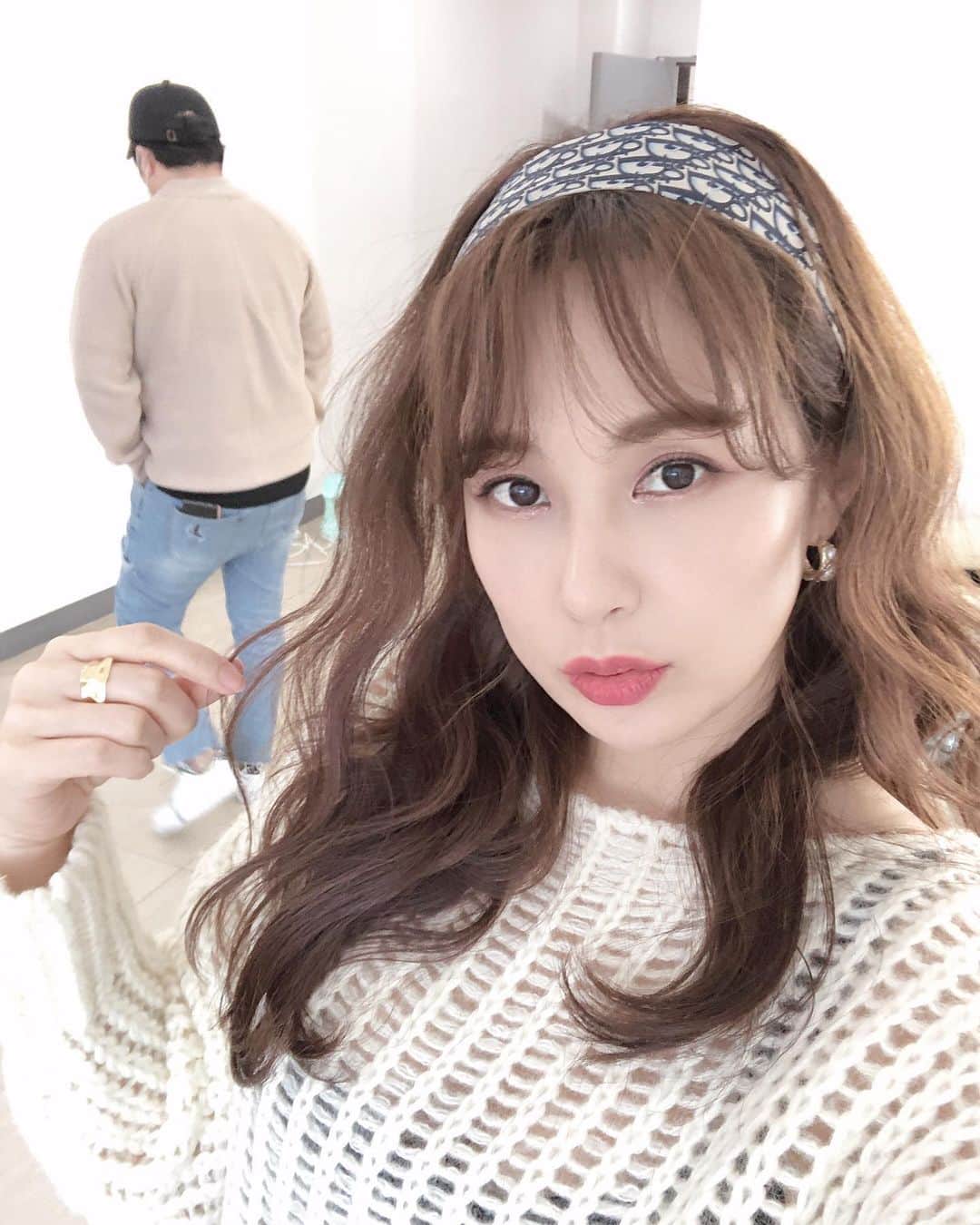 チェヨンのインスタグラム：「새해 복 많이 받... 앗  저기요  #나좀봐줘요최실장님😅  이번엔  아예 등져버렸네 ㅎㅎㅎ🤔 "다들  즐거운  연휴  보내세요"」
