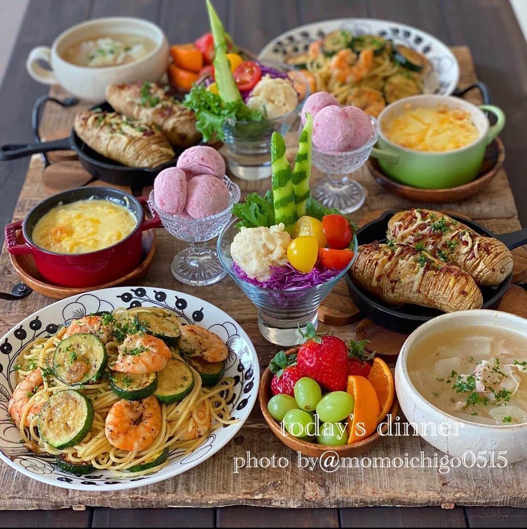 YASUKO TAKESUEのインスタグラム：「. 今日のご飯💕 . . 末っ子ちゃん 無事に合格しました😊💕 . これで一安心です😆 . お祝いケーキは今から お祝いご飯は明日作ります😊💕 . . 今日はズッキーニを頂いたのでパスタに使いました😊 . . スノーボールクッキーはバレンタイン用に作りました😁💝  . . . . 🌟ズッキーニと海老のペペロンチーノ 🌟ハッセルバックポテト 🌟豆腐とツナのグラタン 🌟野菜サラダ 🌟カブとベーコンのスープ 🌟苺のスノーボールクッキー 🌟フルーツ  #晩ごはん#晩ご飯#夜ごはん#よるごはん#夕食#おうちごはん#お家ご飯#うちご飯#おうちご飯lover#おうちご飯記録#食卓#手料理#手作りご飯#料理写真#器好き#器集め#献立#家庭料理#food #foodpic#foodstagram#food photography#followme #instagood」