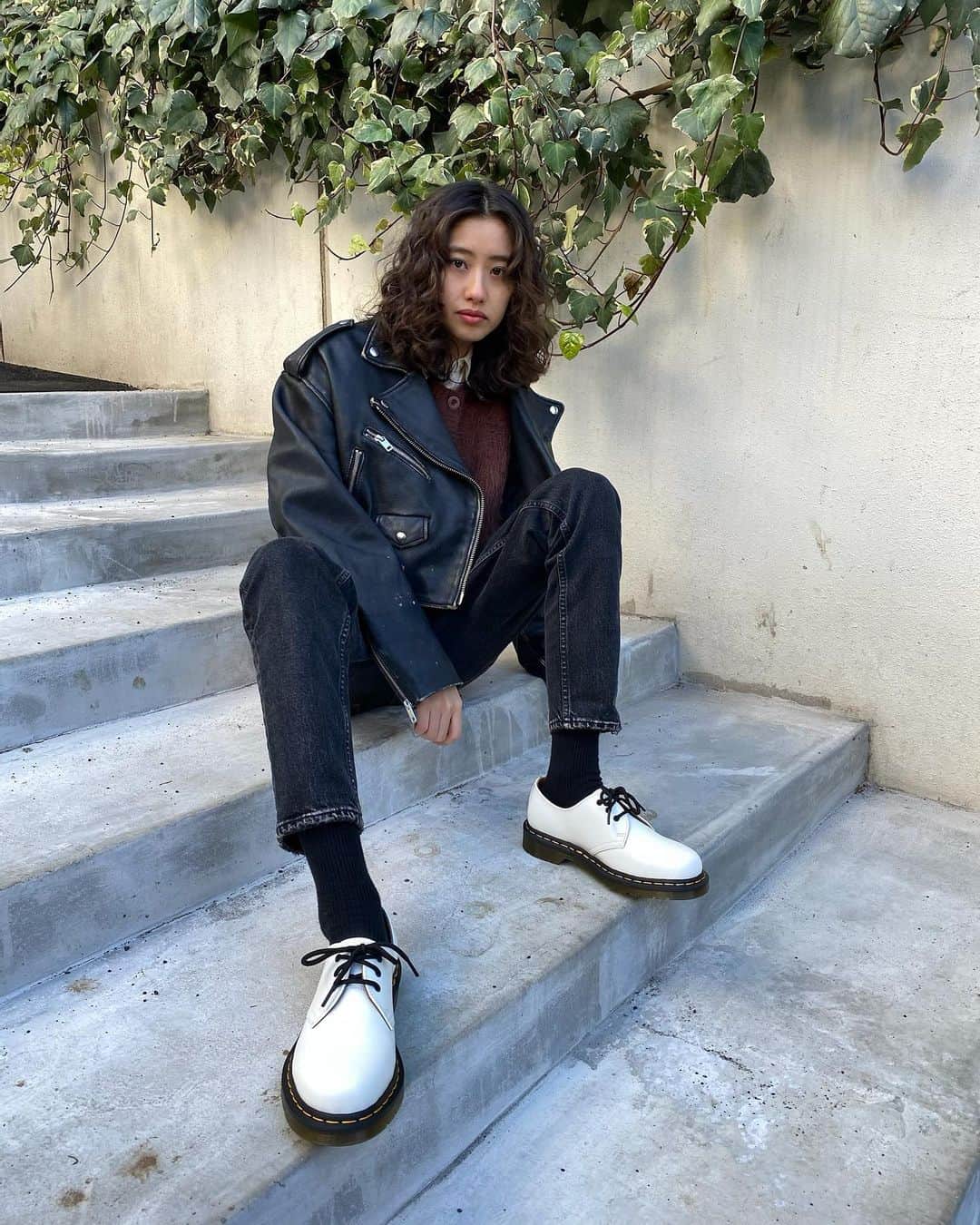 中田みのりのインスタグラム：「何足も持ってる大好きな　@drmartensofficial @drmartens_japan のブーツなんだけど実は黒しか持ってなくて、今回ついに白いマーチンデビューしました🤍 コーディネートの幅が広がりそうでうれしい！ #drmartens #ドクターマーチン」