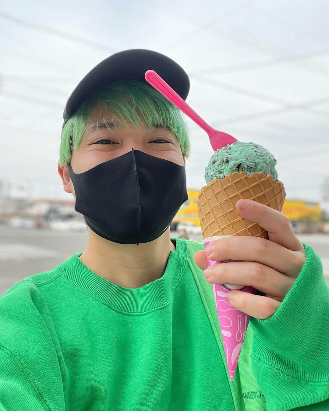 相馬トランジスタのインスタグラム：「アイスはもちろんチョコミント🌿  #小学生からの推し #下はポッピングシャワー  #リアル31」