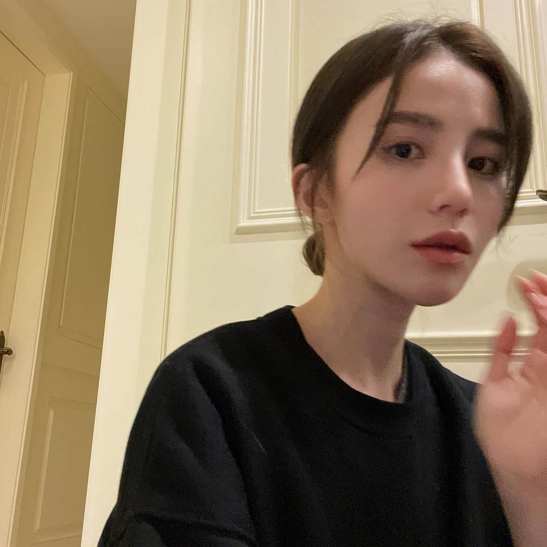 チャン・チュンニンのインスタグラム：「新年好 新年快樂 ❤️🧡💛💚💙💜 恭喜發財 牛年旺旺 （這是一張衝忙出門前的自拍照）」