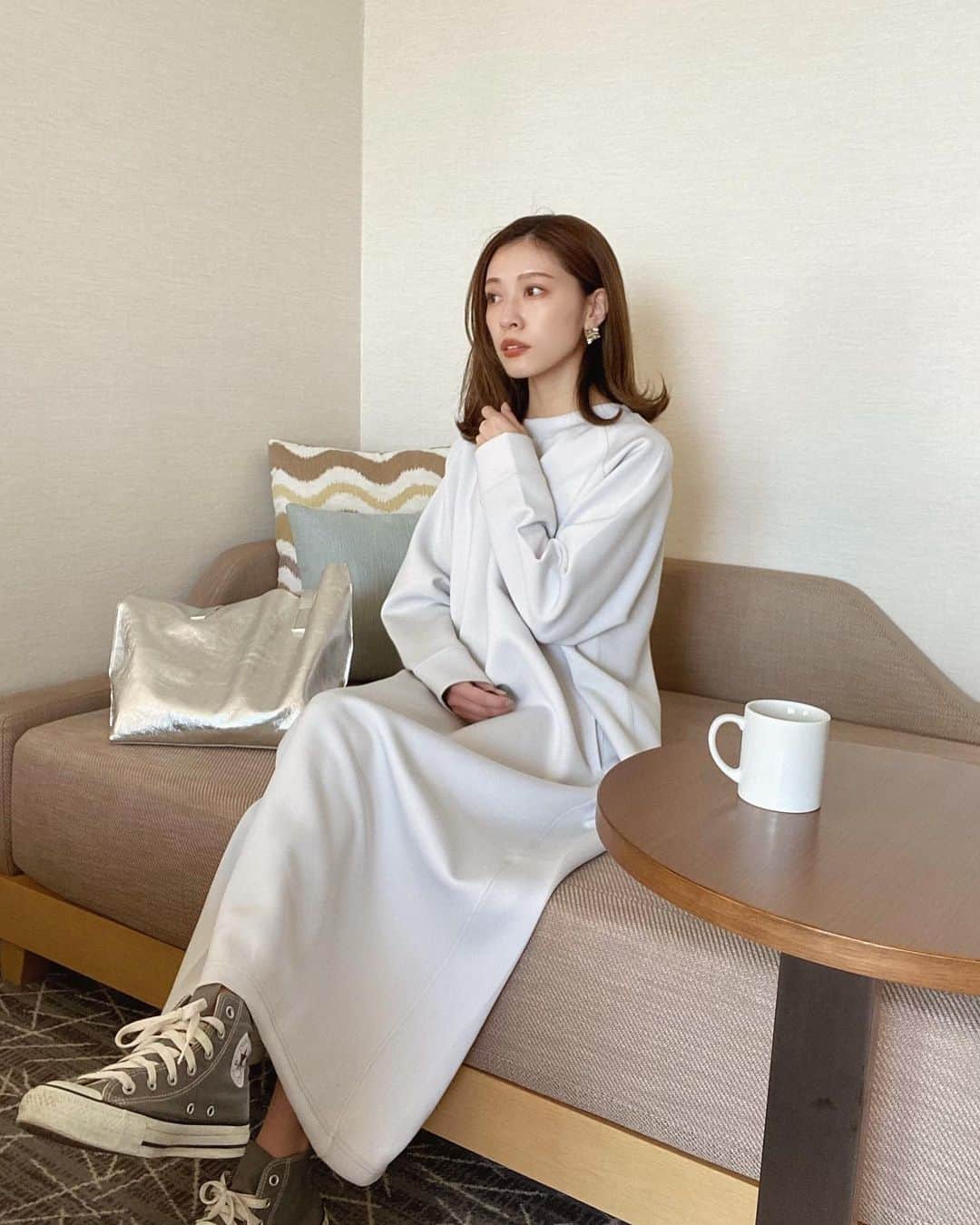石黒美帆のインスタグラム：「*﻿ なんか間抜けな顔しててごめんなさい😭﻿ ﻿ おうちでゆっくりしたい日とか、移動が多い日とか。こういうゆったりしたワンピースって便利✨私は旅先にも持っていきました。﻿ ﻿ 息子と丸一日身体動かしてたら、今日は変なところが筋肉痛😅﻿ ﻿ ﻿ ﻿ ﻿ #ファッション#シンプルコーデ#大人カジュアル#冬コーデ#冬服コーデ#converse#auntmaries#アントマリーズ  #am_code#pr#コンバース#コンバースハイカット」