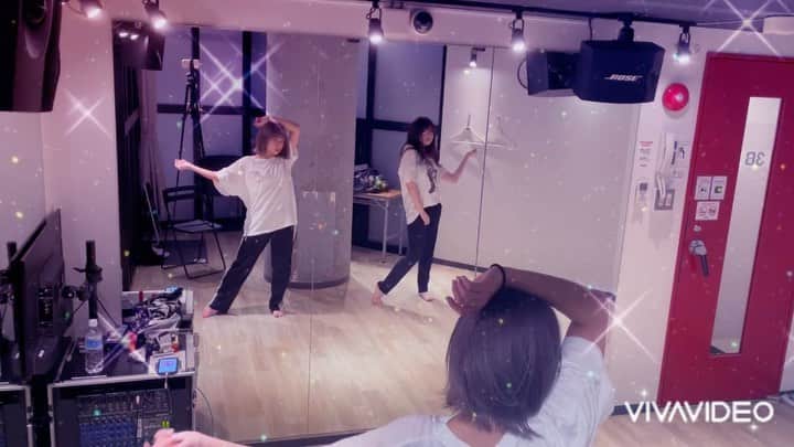 鈴木千夏のインスタグラム：「懐かしダンス👩‍❤️‍💋‍👩 SIHOさんの振り付け😌🤍 ・ PBのころのダンスレッスンで踊った振り付け🕺 割と覚えてるもんだった！ 私体動かなすぎてビビったけど🤠 ・ ・ ・ PBみんな元気にしてるかなあ 色々落ち着いたらみんなでご飯行きたいなあ ・ ・ ・」