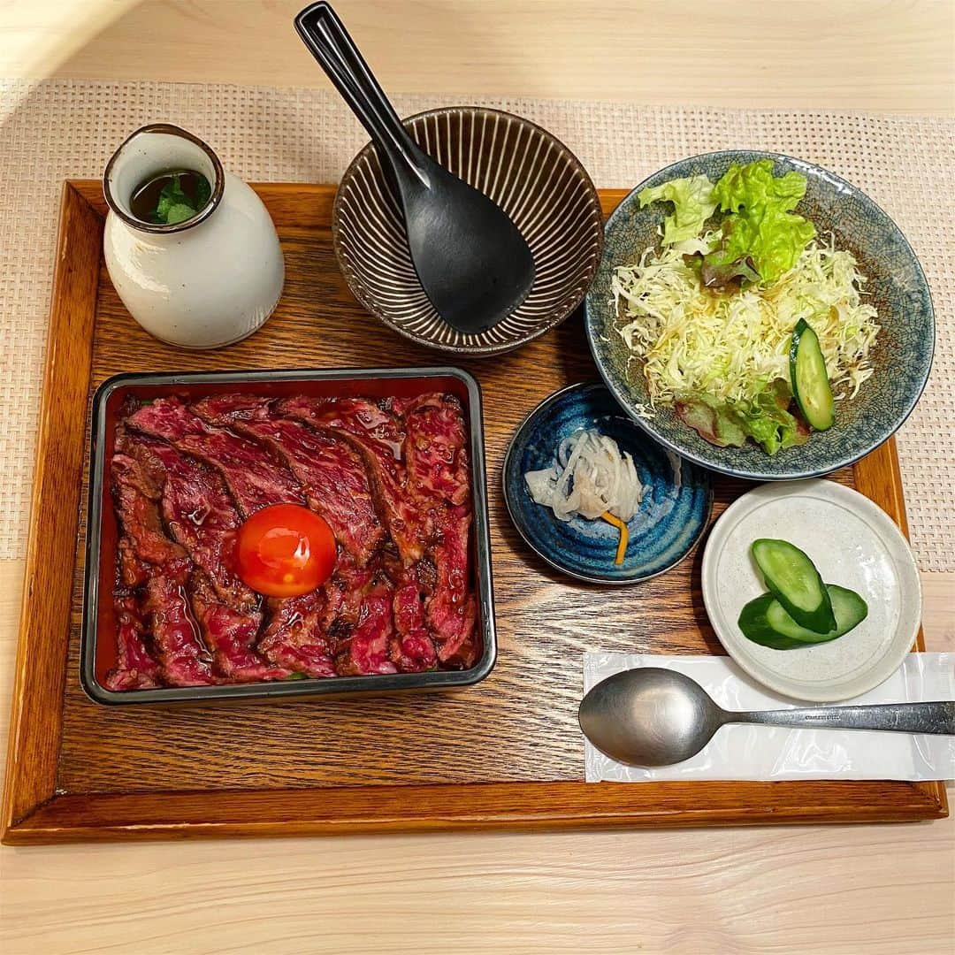 ゆうとグルメさんのインスタグラム写真 - (ゆうとグルメInstagram)「ㅤㅤㅤㅤㅤㅤㅤㅤㅤㅤㅤㅤㅤ 大阪、心斎橋にある焼肉㐂舌さん(@kitan_yakiniku)の 「黒毛和牛イチボ肉のタタキステーキ重」1880円 ㅤㅤㅤㅤㅤㅤㅤㅤㅤㅤㅤㅤㅤ 四ツ橋駅から徒歩4分ほどのところにある㐂舌(きたん)は、黒毛和牛の熟成肉が楽しめる焼肉屋さん！ ㅤㅤㅤㅤㅤㅤㅤㅤㅤㅤㅤㅤㅤ 今回はランチのタタキステーキ重を注文🥩 ㅤㅤㅤㅤㅤㅤㅤㅤㅤㅤㅤㅤㅤ これは黒毛和牛の希少部位"イチボ"を使用したステーキ重！ ごはんの上にみっちりお肉が敷き詰められていて、その上に濃いめの黄色をした黄身がトッピングされています！ ㅤㅤㅤㅤㅤㅤㅤㅤㅤㅤㅤㅤㅤ お肉は飲めちゃうくらい柔らかいし、甘辛いタレで味付けされていてごはんとの相性もめちゃめちゃ良い！ 黄身をお肉にしっかり絡めて食べればさらに濃厚なひと口を味わうことができました！ ㅤㅤㅤㅤㅤㅤㅤㅤㅤㅤㅤㅤㅤ 温かいお出汁がセットになってついてくるので、最後はひつまぶし風に味変して楽しめるのも嬉しいポイント！ ㅤㅤㅤㅤㅤㅤㅤㅤㅤㅤㅤㅤㅤ 店員さんの接客もすばらしかったし、全席個室になっていて、お店の雰囲気も高級感があるので、ちょっと贅沢なランチが食べたいってときにはぴったりなお店だと思います！ ㅤㅤㅤㅤㅤㅤㅤㅤㅤㅤㅤㅤㅤ おすすめ！！！  ------------------------------------------ 📍大阪府大阪市中央区南船場4-11-22 ⏰11:30〜14:30 17:00〜23:00 🛌不定休 🚃四ツ橋駅から徒歩4分 ------------------------------------------ #心斎橋グルメ #大阪グルメ #㐂舌 #kitan #焼肉」2月12日 18時16分 - yuuuuto38