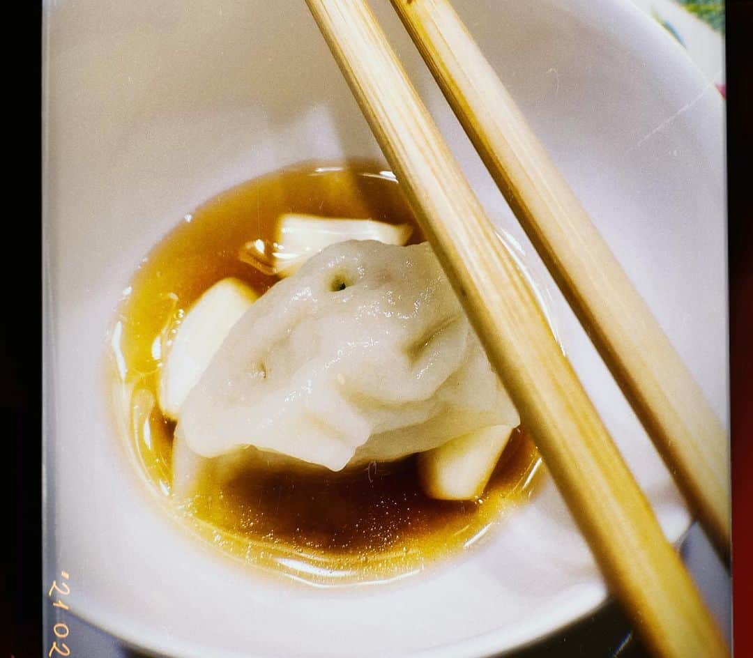 エディ・ポンのインスタグラム：「🥟 大年初一吃餃子 🥟小城故事的餃子 懷念 #就是為了這點兒醋才包的這頓餃子#」