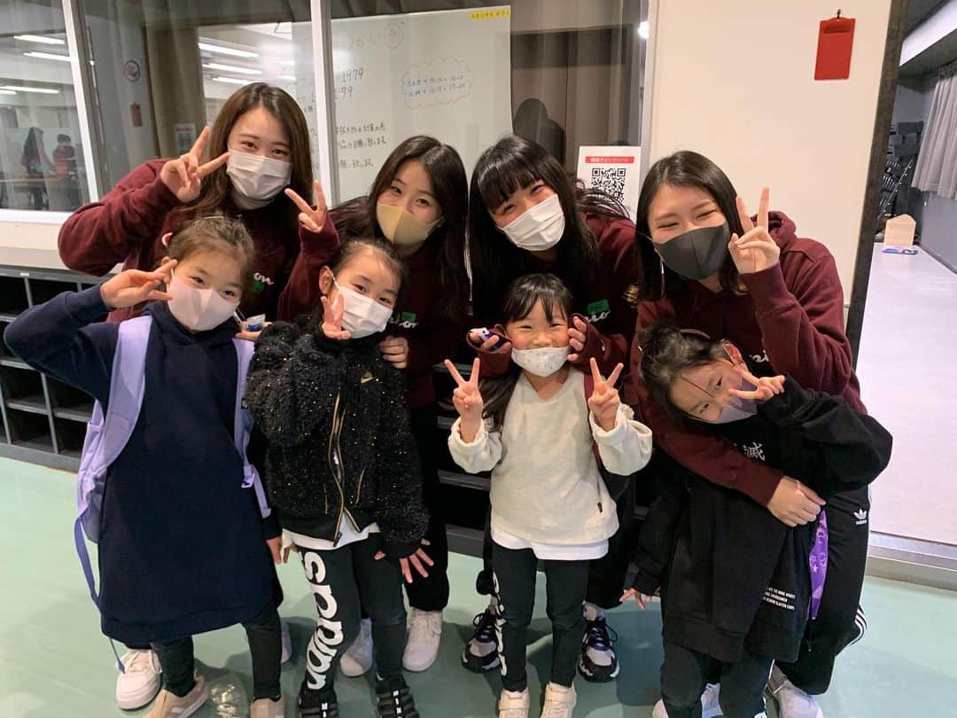 東京スポーツ・レクリエーション専門学校のインスタグラム：「⭐️CLUB-TSR⭐️ こどもダンスセクション本日で最終日！  最終日になると子どもも学生もこんなに仲良し😊 教えることを通してたくさん成長出来ましたね♪  通ってくれた子どもたちのみなさん 本当にありがとうございました😭  #こども保育スポーツ科  #スポーツインストラクター専攻  #ダンス」