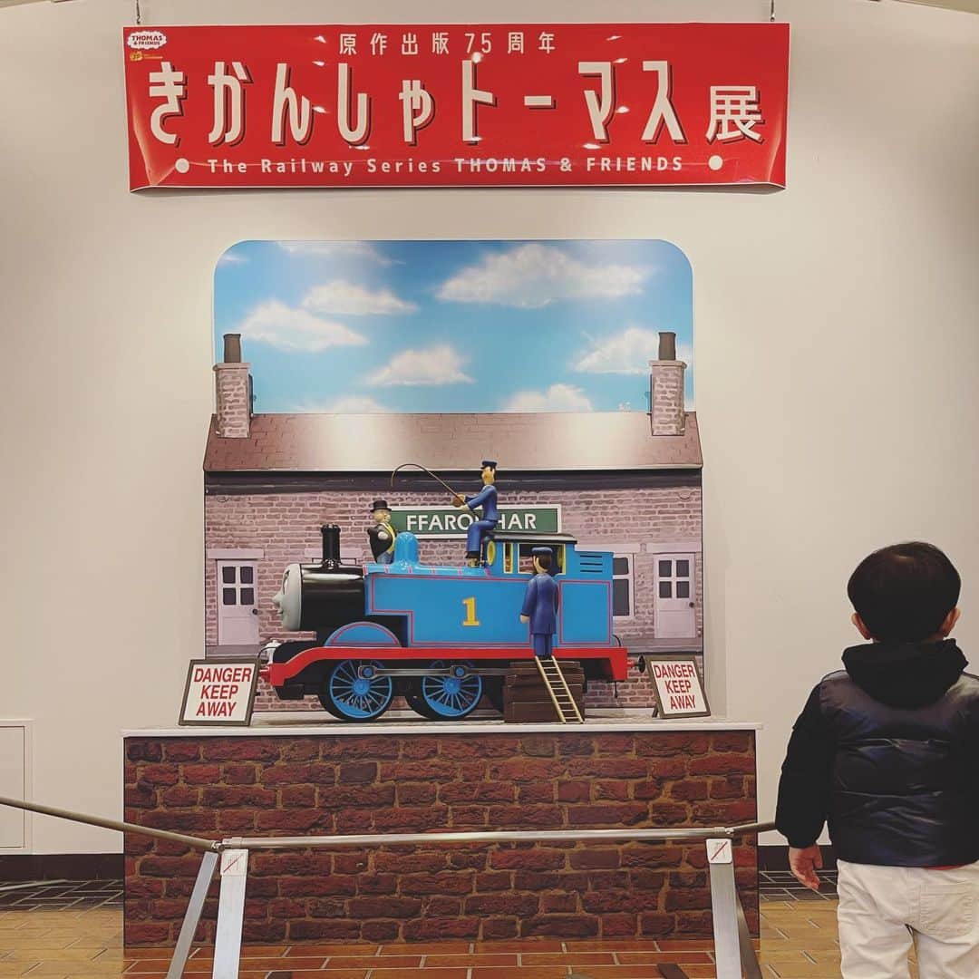本田朋子さんのインスタグラム写真 - (本田朋子Instagram)「きかんしゃトーマス展へ。 ジオラマや原画など、トーマスの歴史を感じる展示物。 グッズショップで息子と一緒にお土産を選ぶのも楽しかったです♡  #2歳 #男の子  #トーマス #プラレール #ジオラマ #美術館 #息子とデート」2月12日 9時25分 - tomoko_honda_official_phonics