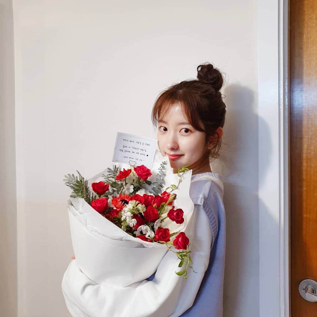 キム・ジミンのインスタグラム：「생일 기념으로 팬카페에서 꽃을 보내주셨어요!!🌹 꽃 향기도 너무 좋고, 색깔도 너무너무 예뻐요..💕 덕분에 정말 정말 행복한 생일을 맞이하게 됐어요☺ 이 감사함 잊지 않고 앞으로 더 열심히 노력하겠습니다!! ㅎㅎ 모두모두 새해 복 많이 받으시고, 건강한 설날 보내시길 바랄게요💐 울 팬카페 ❤'지금'❤ 다시 한번 정말 감사합니다🎁 사랑해요오🎂」
