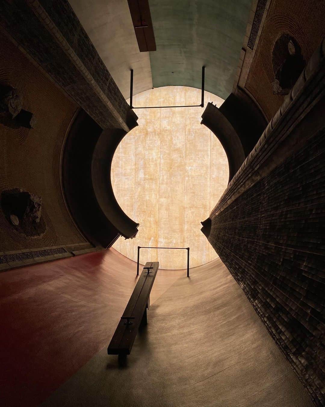人見古都音さんのインスタグラム写真 - (人見古都音Instagram)「奈義町現代美術館へ🏛 太陽、月、大地の展示室から構成されて神秘的な空間でした」2月12日 9時31分 - kotone_hitomi