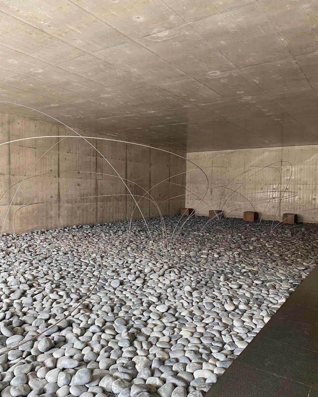 人見古都音のインスタグラム：「奈義町現代美術館へ🏛 太陽、月、大地の展示室から構成されて神秘的な空間でした」