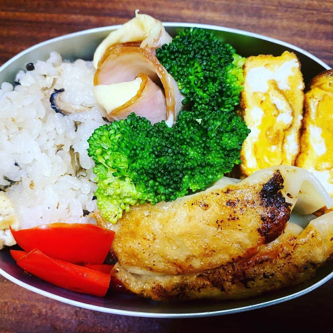 宮崎謙介のインスタグラム：「餃子弁当。昨夜の餃子を残しておきました。ニンニク使っていないので臭わないお弁当です。」