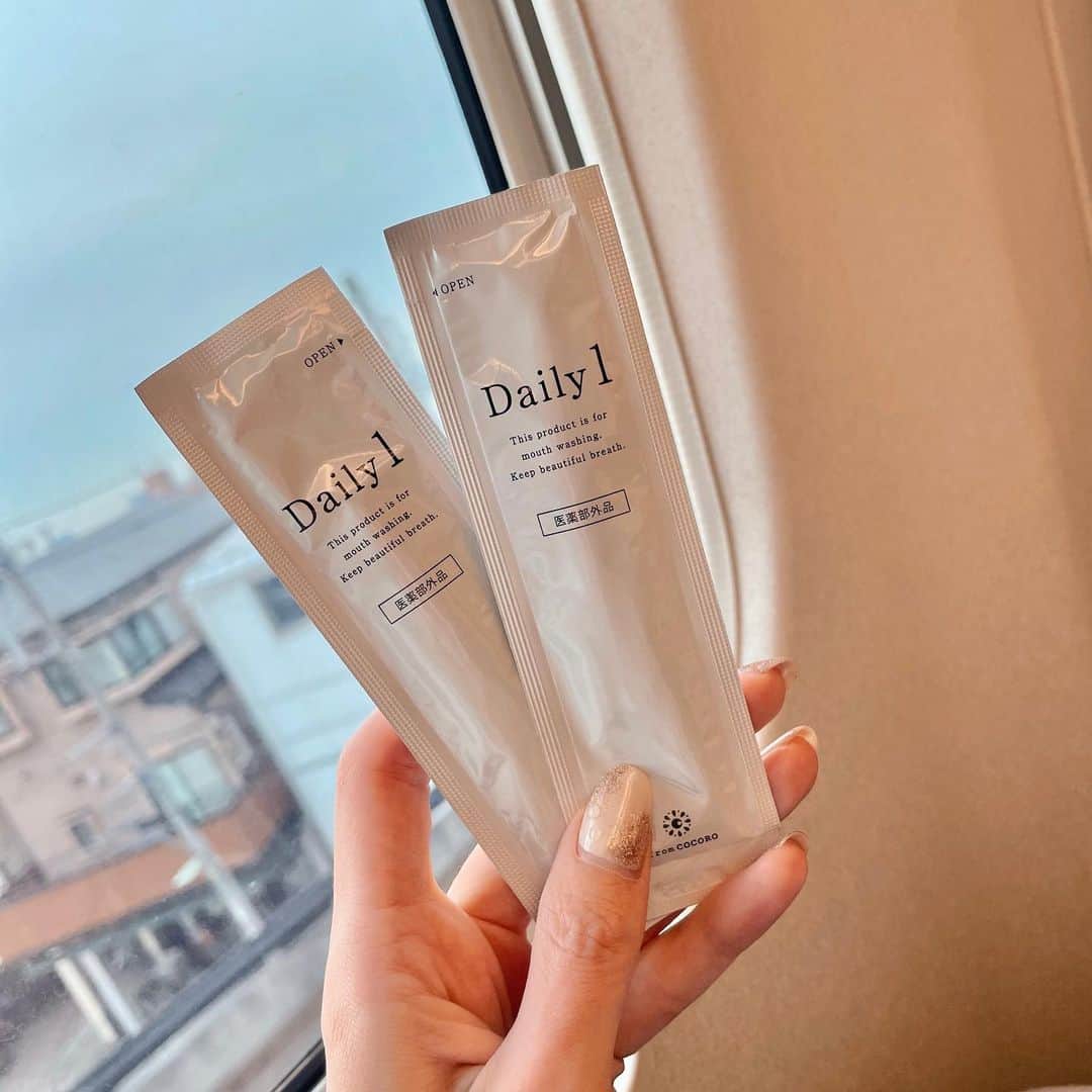 中谷あすみさんのインスタグラム写真 - (中谷あすみInstagram)「お仕事で新幹線🚄  鞄の中に @fromcocoro.official さんのマウスウォッシュを持ってきました！  小分けになってるので出先で使うのにとっても便利🙌  虫歯予防や口臭予防にオススメです✨  #daily1 #マウスウォッシュデイリーワン #マウスウォッシュdaily1 #口臭ケア #オーラルケア #モテ息 #白い歯#PR」2月12日 9時39分 - asumi_naa