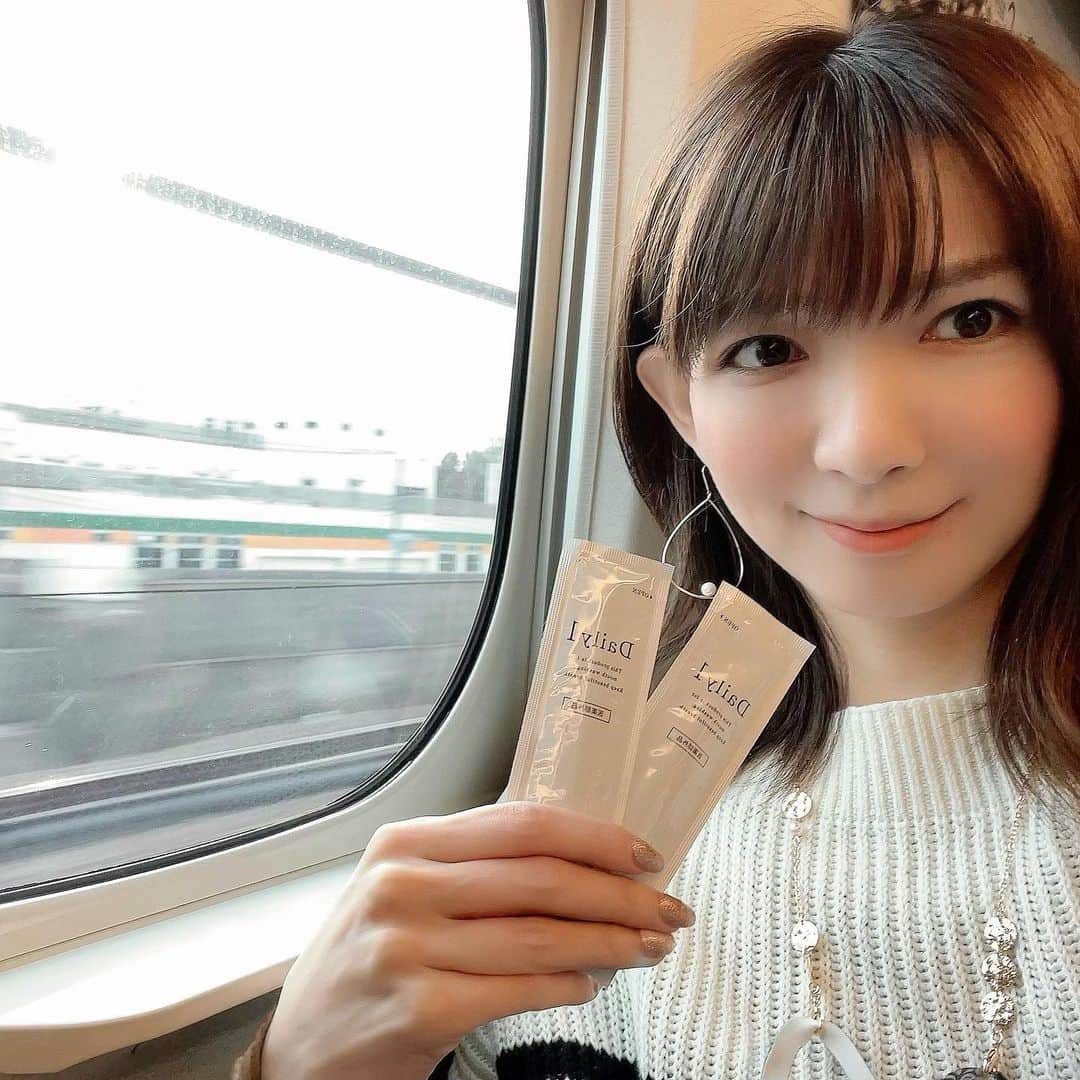 のインスタグラム：「お仕事で新幹線🚄  鞄の中に @fromcocoro.official さんのマウスウォッシュを持ってきました！  小分けになってるので出先で使うのにとっても便利🙌  虫歯予防や口臭予防にオススメです✨  #daily1 #マウスウォッシュデイリーワン #マウスウォッシュdaily1 #口臭ケア #オーラルケア #モテ息 #白い歯#PR」