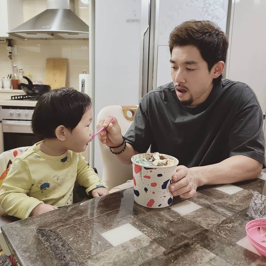 ユ・ハナのインスタグラム：「민족 최대의 명절이라 불리는 설인데 씨끌벅쩍 둘러앉아 맛난 걸 먹으며 서로의 목소리가 뒤섞이는 예전의 모습을 그리워하는 날이 된 것같아 아쉬워요😥 서로의 거리가 필요한 명절은 이번 설로 끝이면 좋겠어요😭  그래도 서로의 안부와 건강을 기원하며 올 한해는 작년보다 훨씬 나은 날들이기를 서로를 위해 바래주는 날이되는 따뜻한 날이 되겠죠🙏☀️  보기드문 제 피드사진이지만 소소한 일상 중 하나였던 사진 올리며 저도 새해인사 전해봅니다♡♡  건강하시고 행복하시고 어떤 해보다 힘든 지난 해보다 훨씬 많은 것들이 좋아지는 날들이길 기원합니다.  새해 복 많이 받으시고 연휴 잘 보내세요!  늘 감사합니다❤」