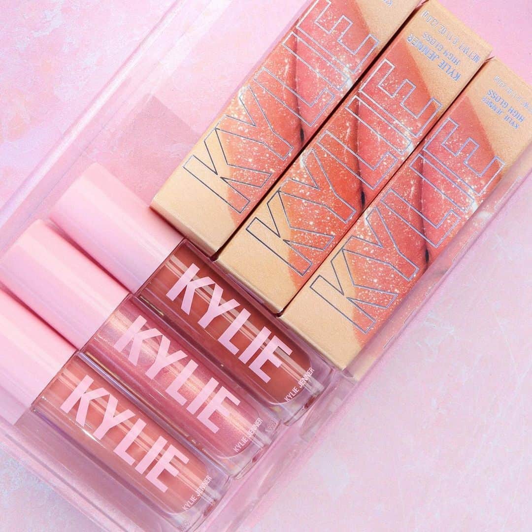 Kylie Cosmeticsさんのインスタグラム写真 - (Kylie CosmeticsInstagram)「stuck on you, sweet and snatched high gloss 💓 which shade are you picking? 🥰」2月12日 9時43分 - kyliecosmetics